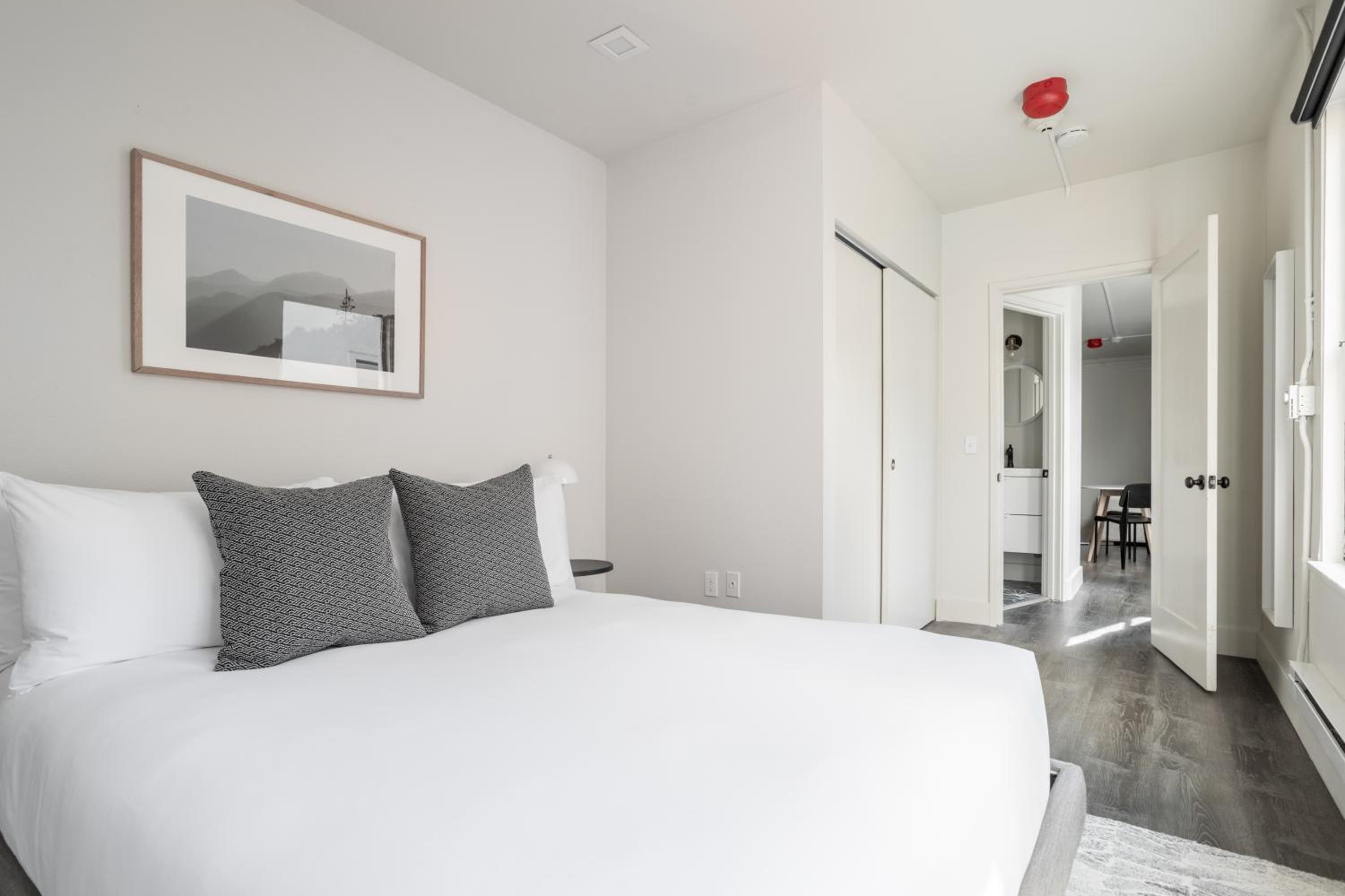 One-Bedroom Apartment with Bay View - Non-Smoking - Photo 7