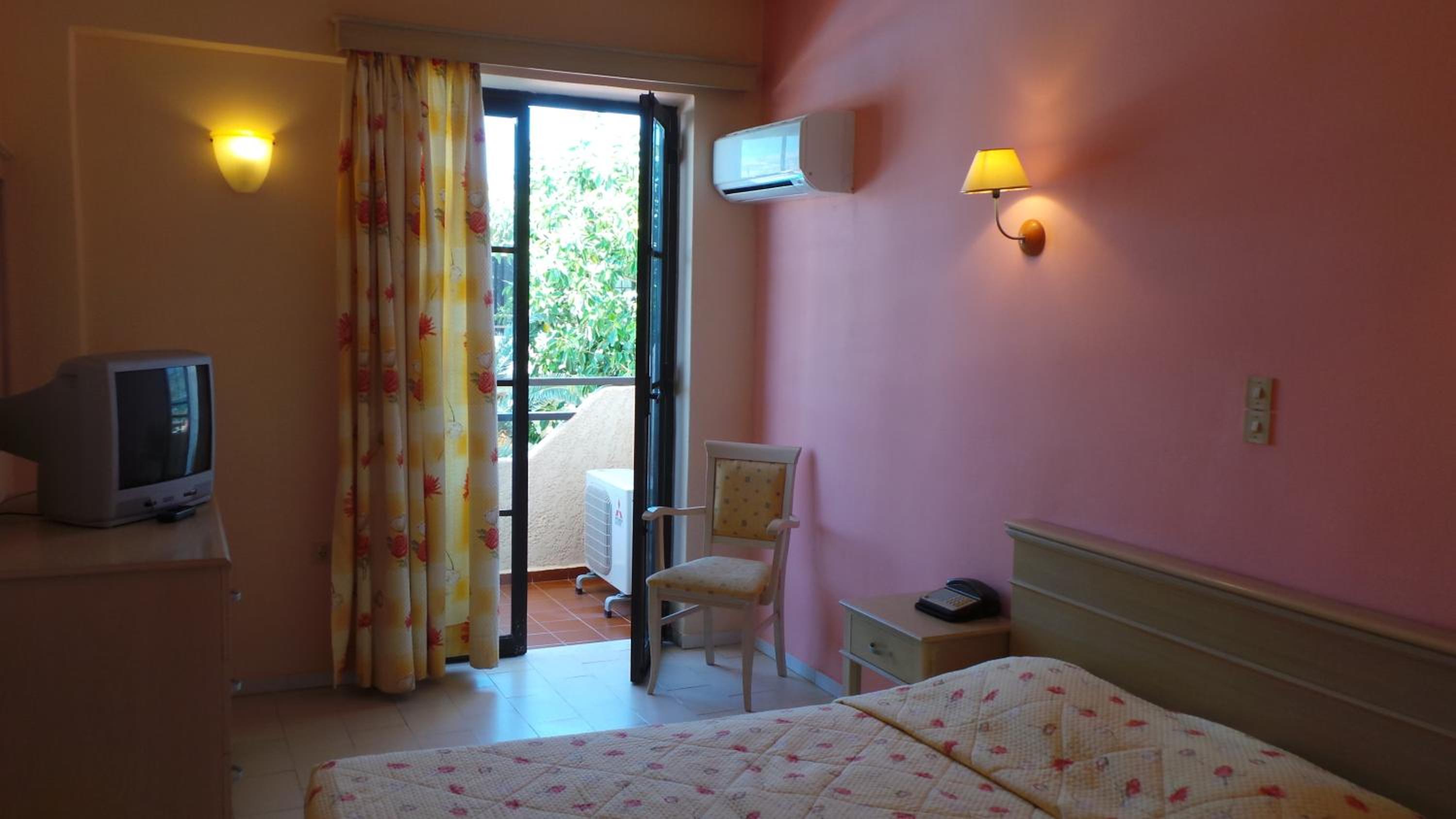 Twin Room - Photo 3