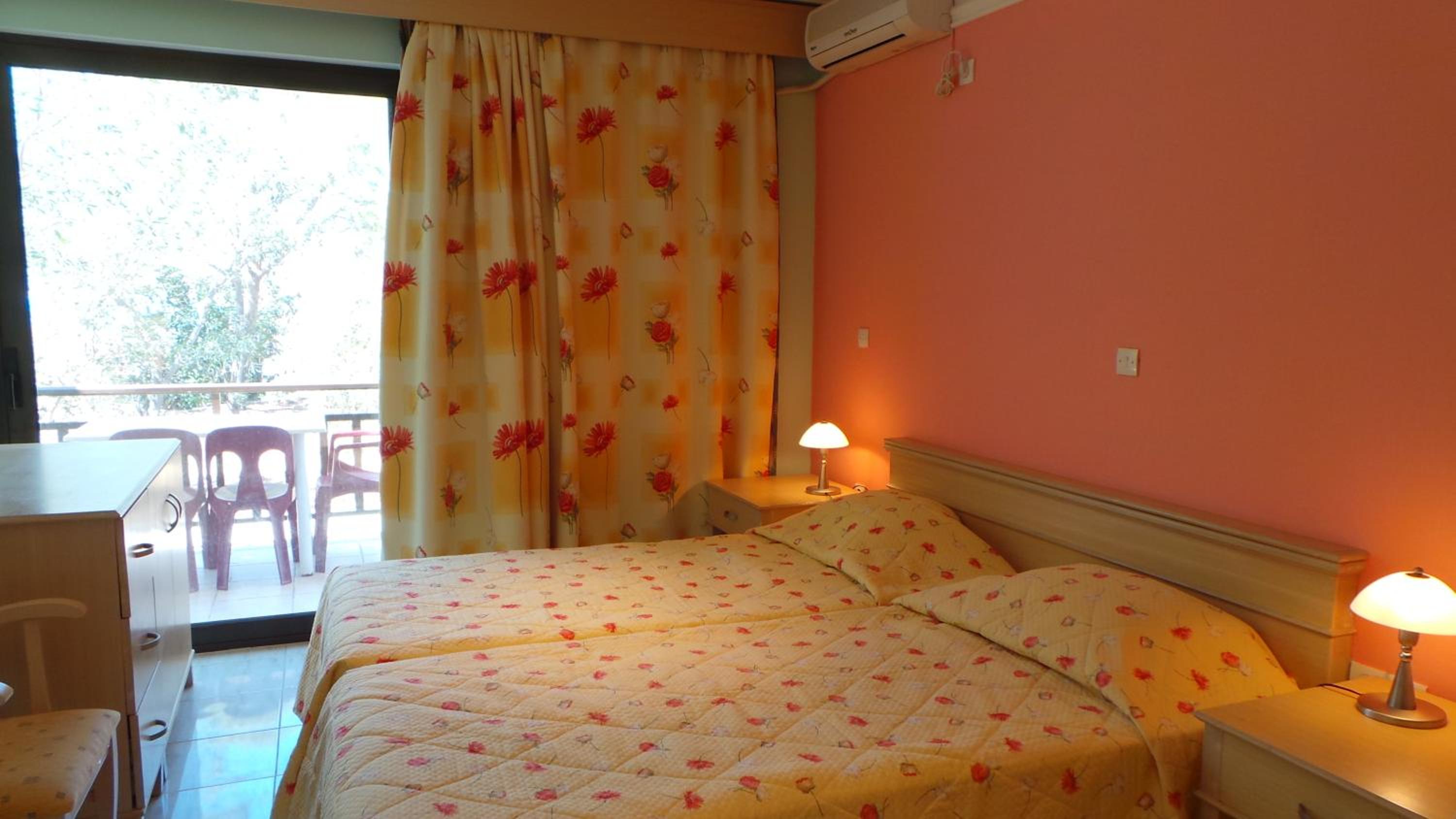 Studio (3 Adults) - Photo 1