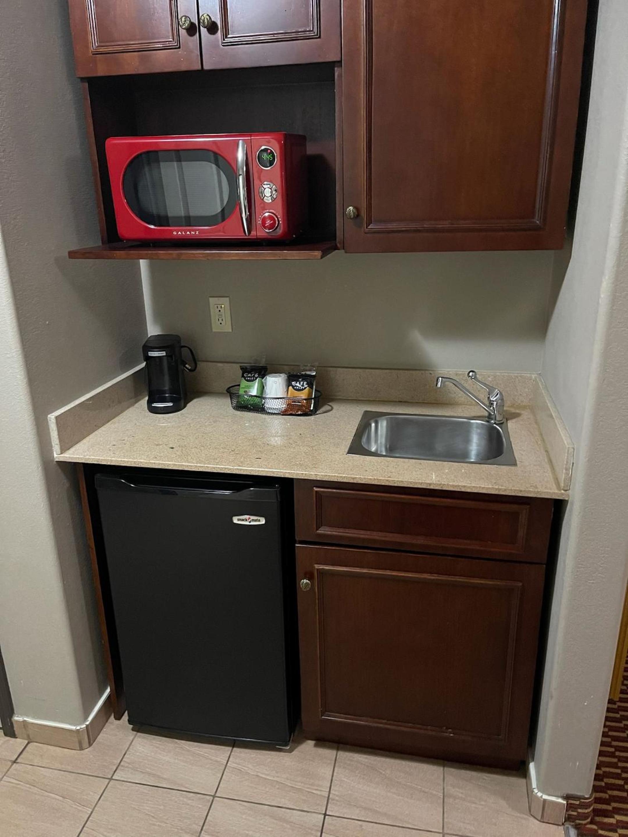 Suite with Two Queen Beds with Kitchenette Non-Smoking - Photo 4