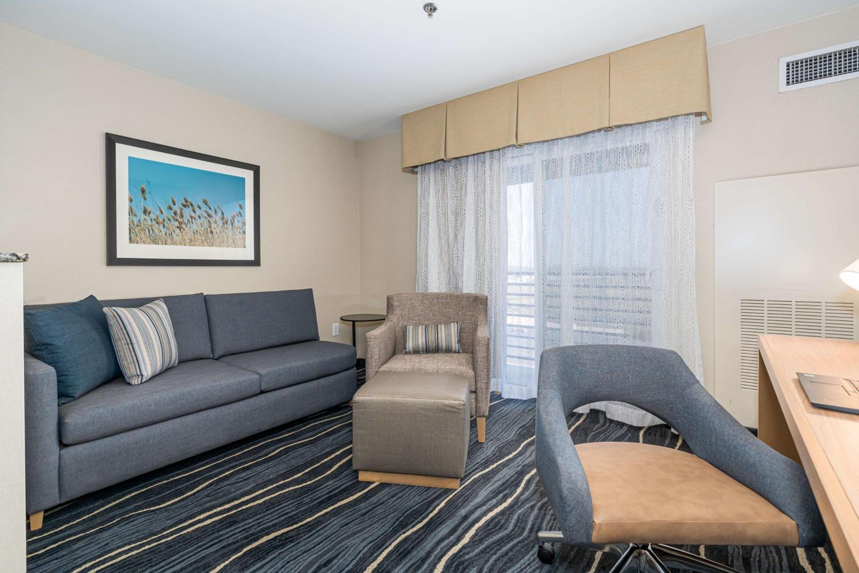Queen Suite with Two Queen Beds and Sofa Bed - Non-Smoking - Photo 3
