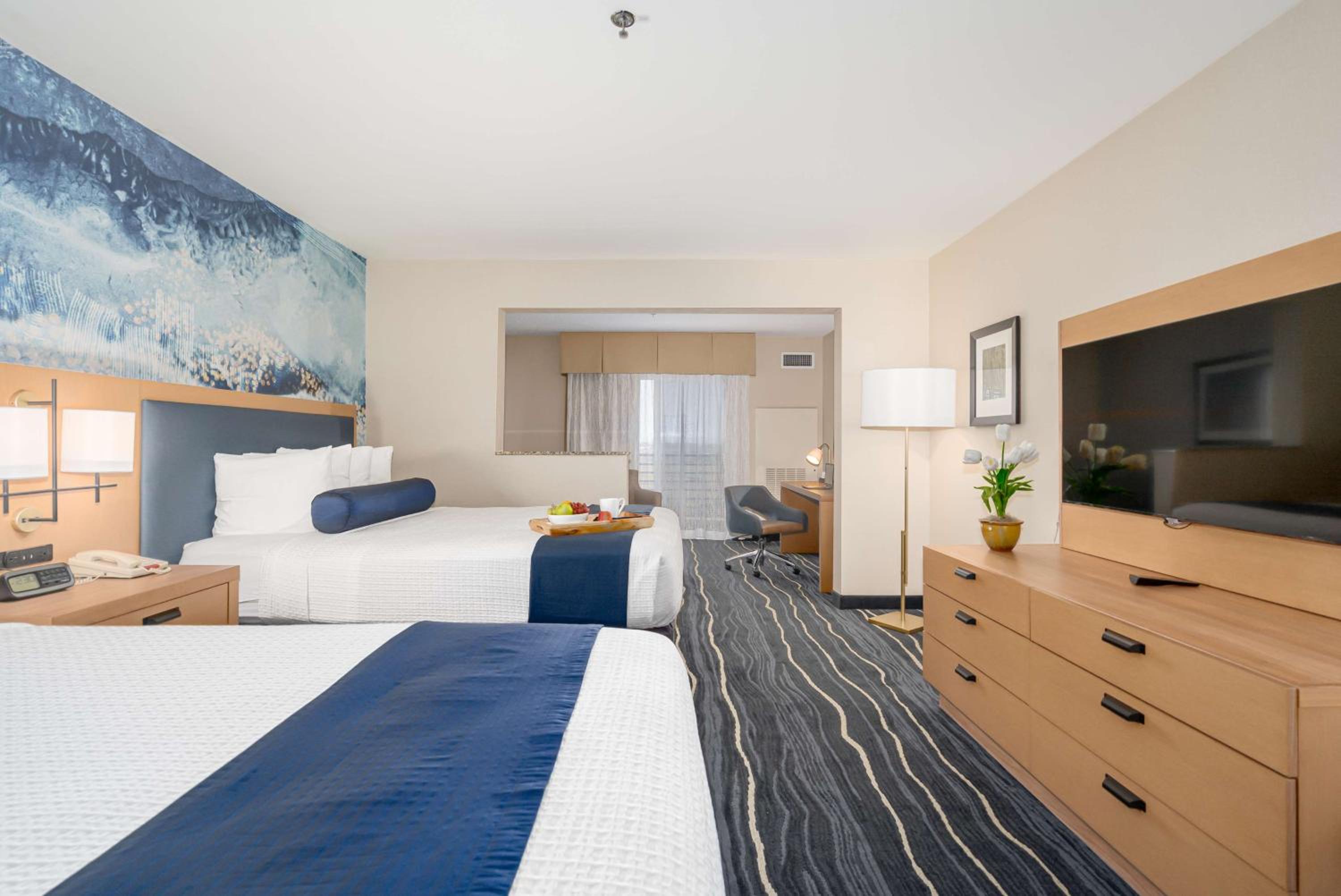 Queen Suite with Two Queen Beds and Sofa Bed - Non-Smoking - Photo 2