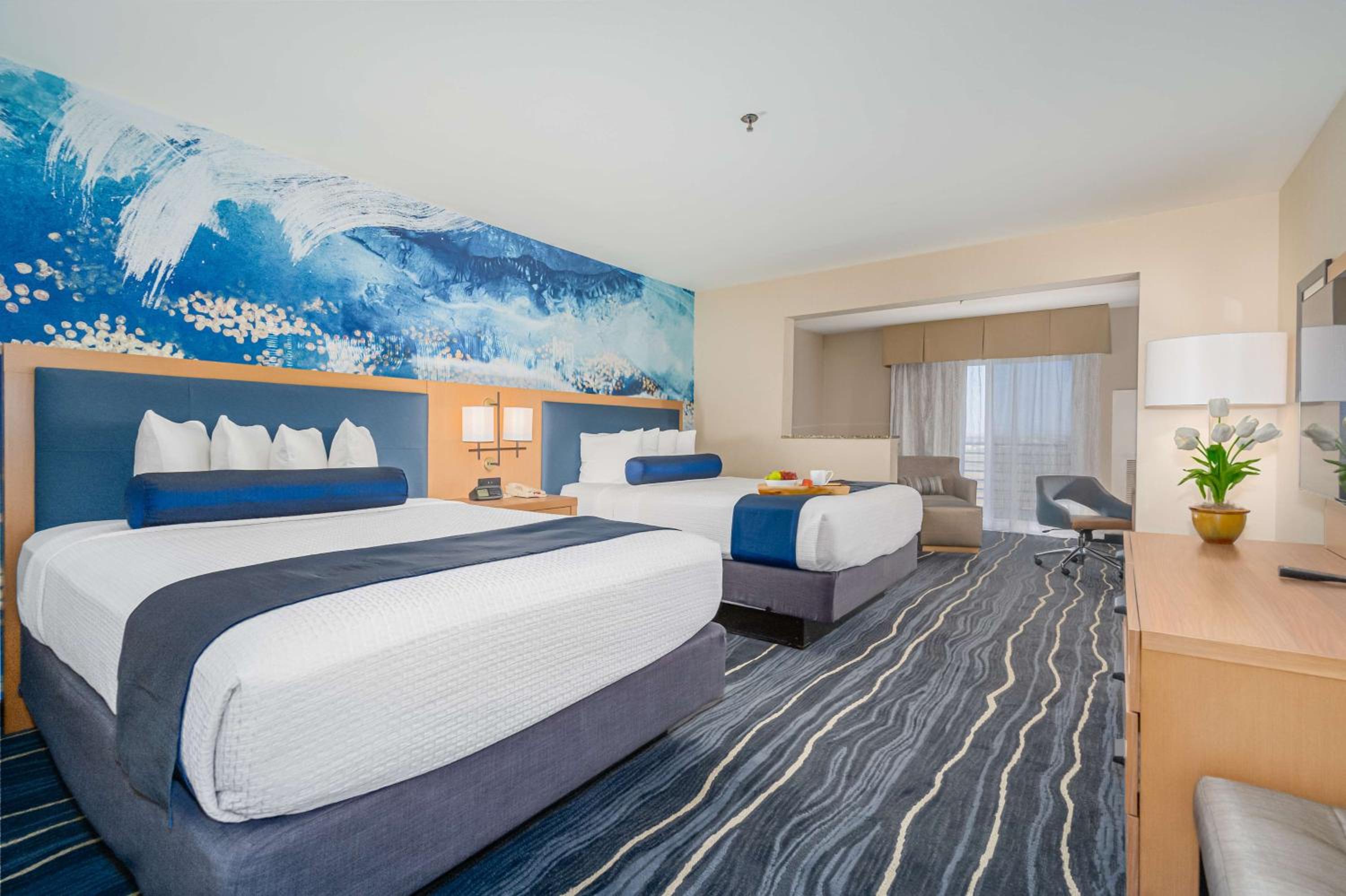Queen Suite with Two Queen Beds and Sofa Bed - Non-Smoking - Photo 1