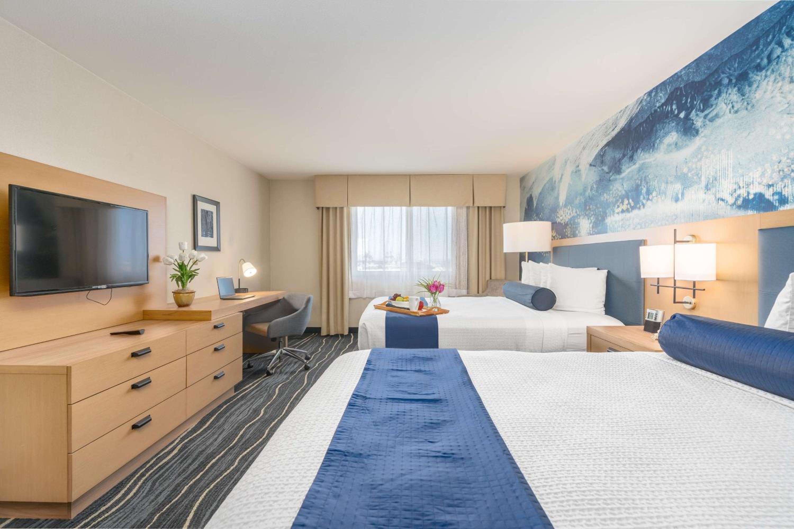 Queen Room with Two Queen Beds and Work Desk - Non-Smoking - Photo 6