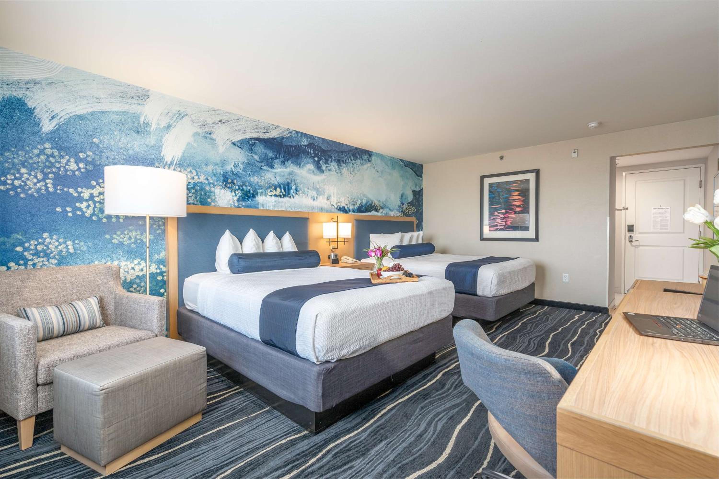 Queen Room with Two Queen Beds and Work Desk - Non-Smoking - Photo 3