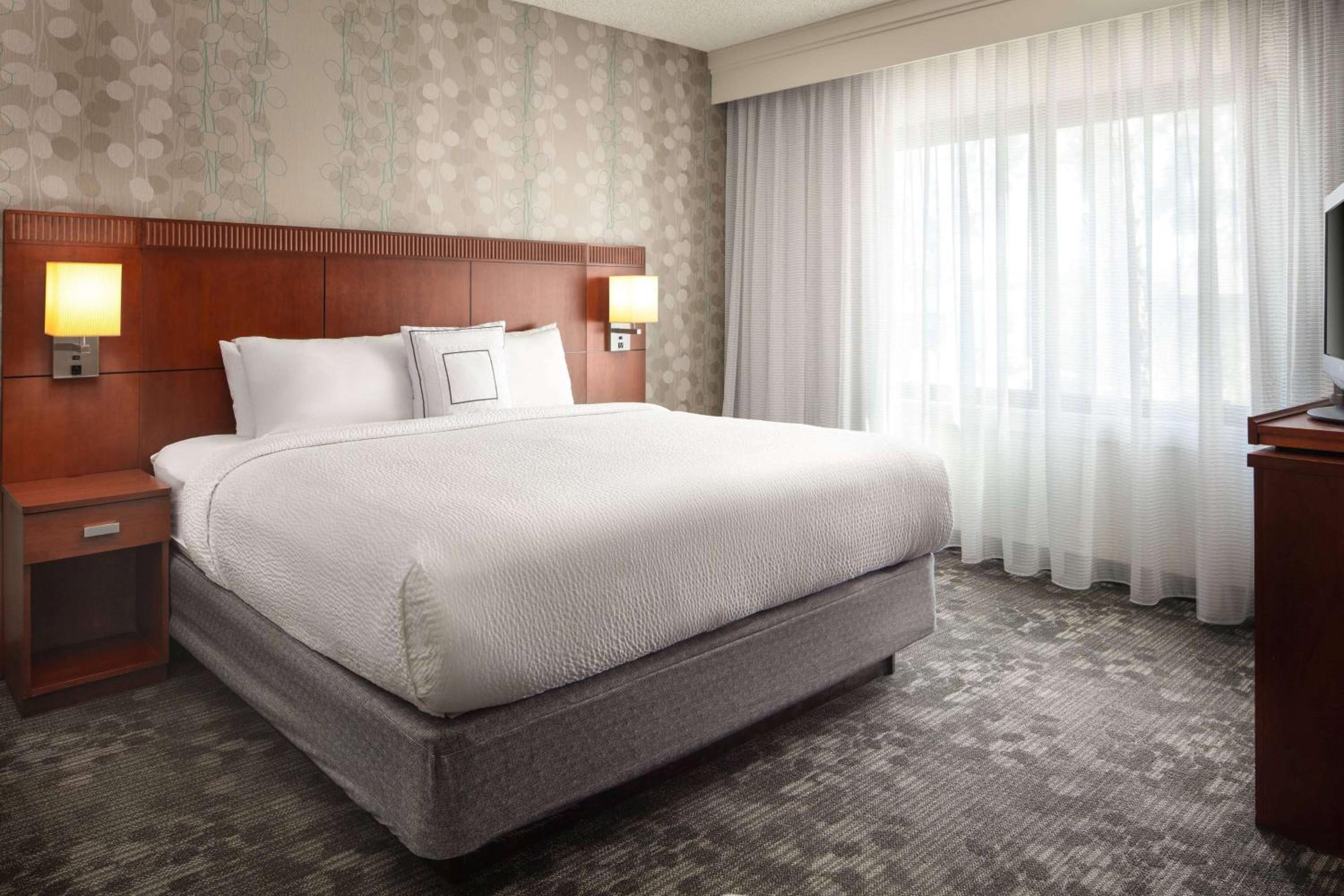 Guestroom King with Roll-In Shower - Mobility Accessible  - Photo 2