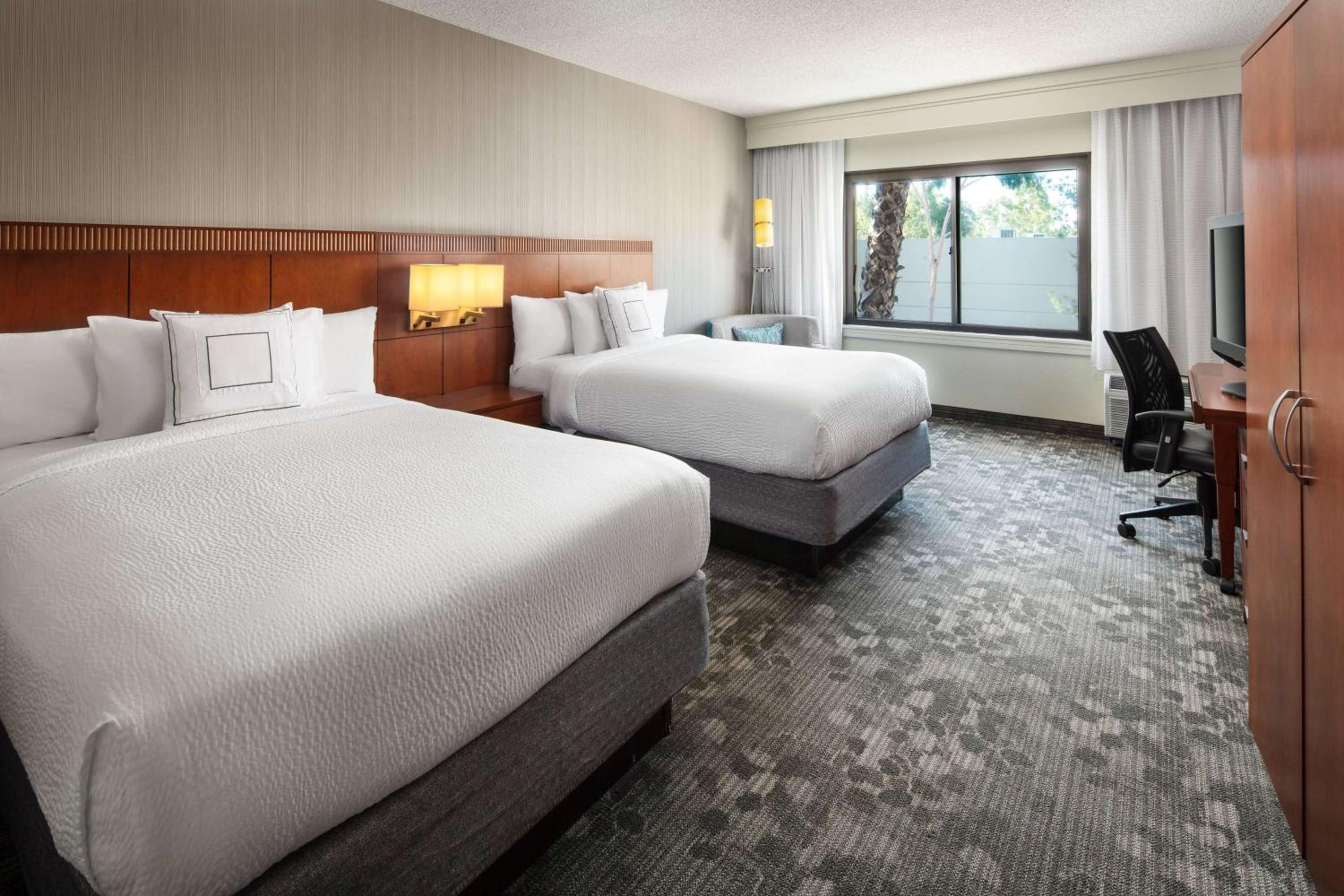 Guestroom Two Doubles - Hearing Accessible - Photo 4