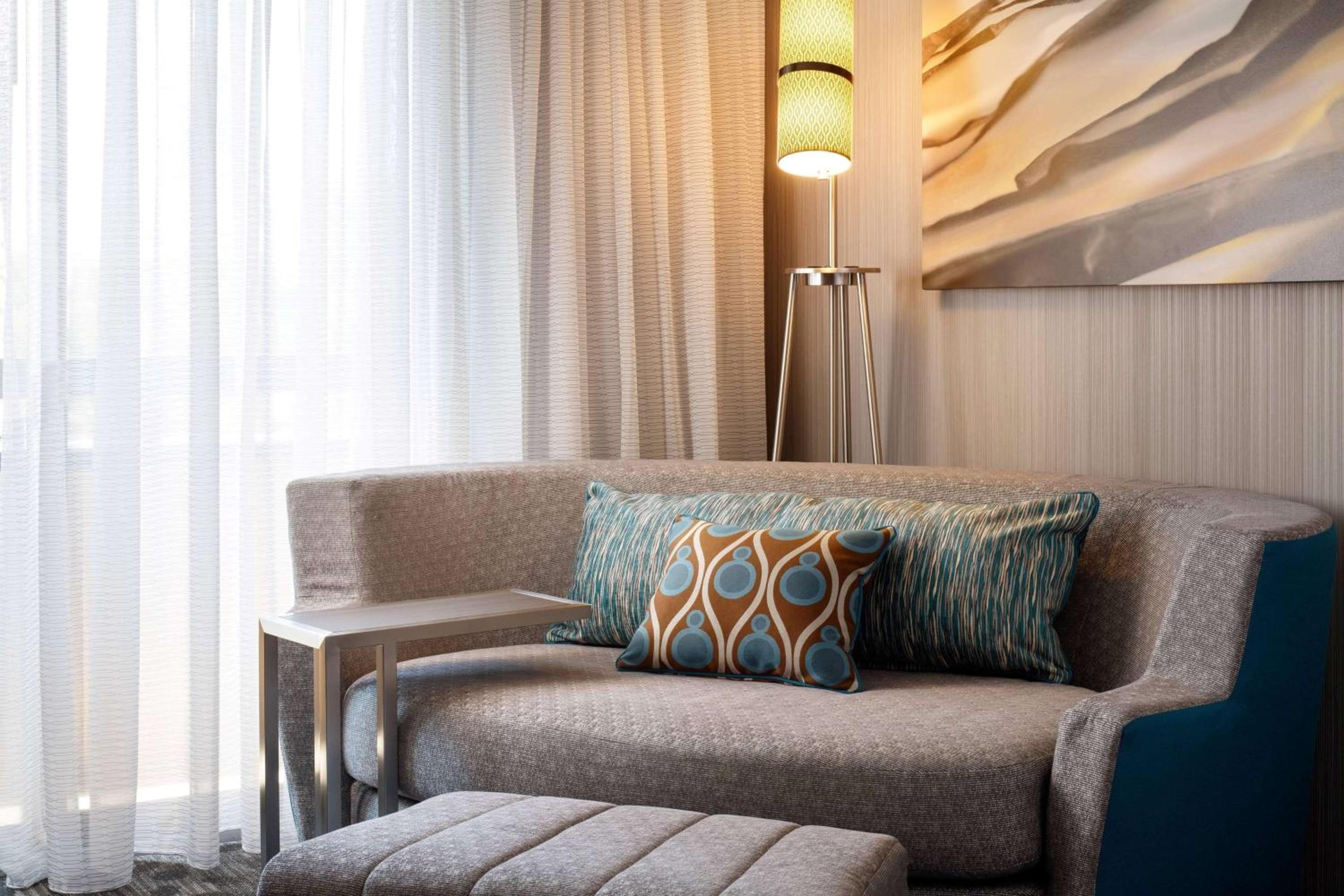 Deluxe King with Sofabed - Photo 4