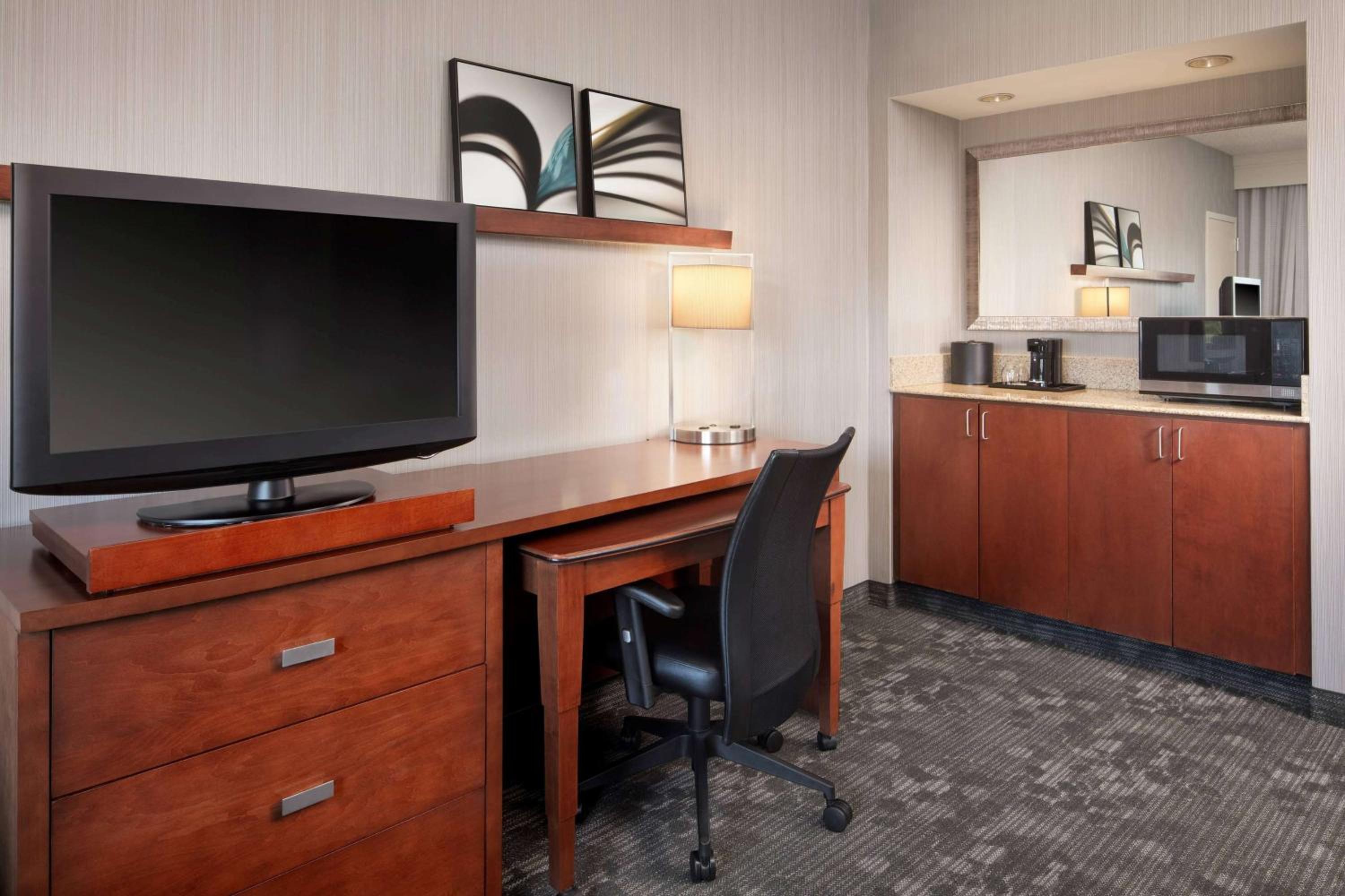 Guestroom Two Doubles with Bathtub - Mobility Accessible - Photo 4