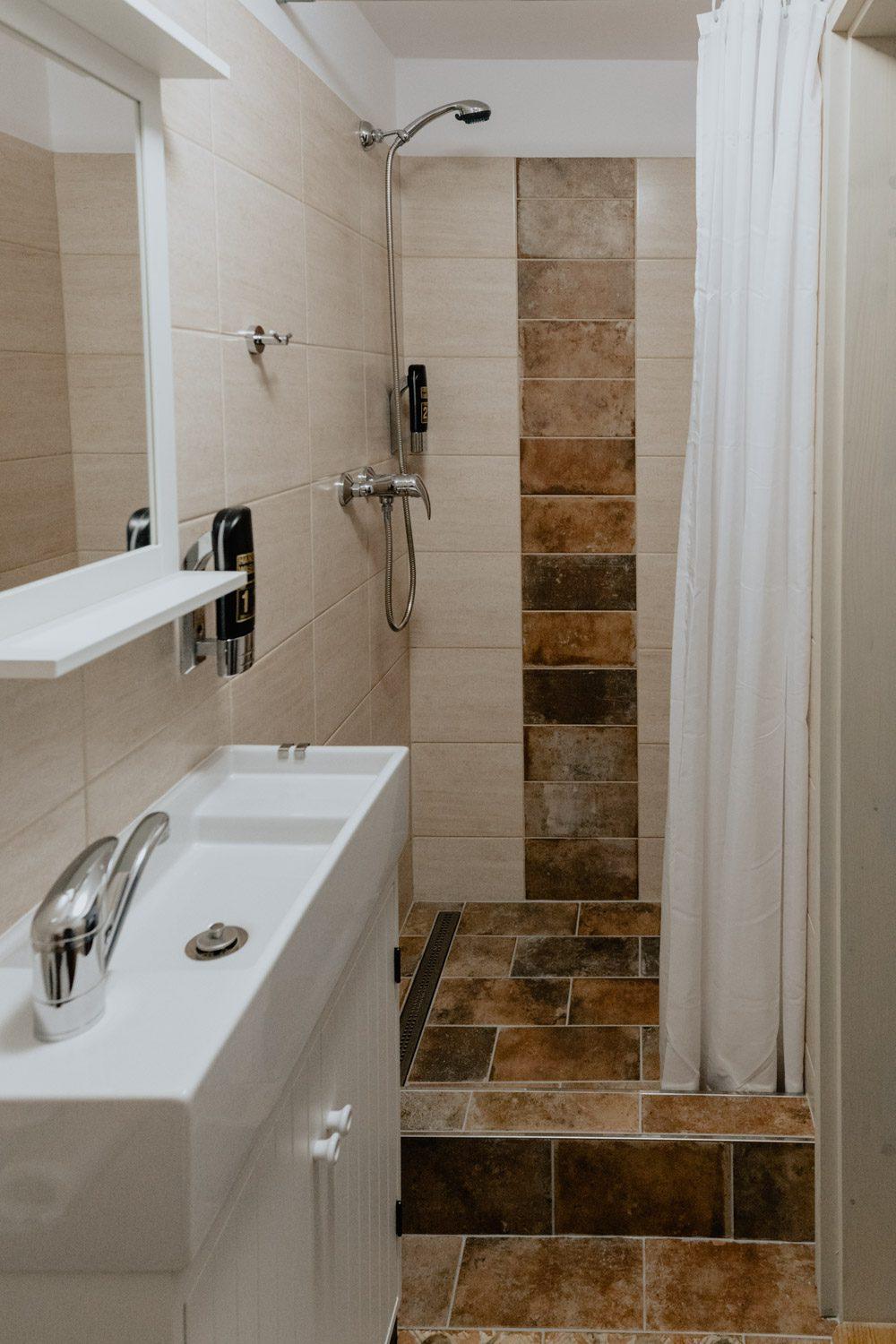 Quadruple Room with Private Bathroom - Photo 4