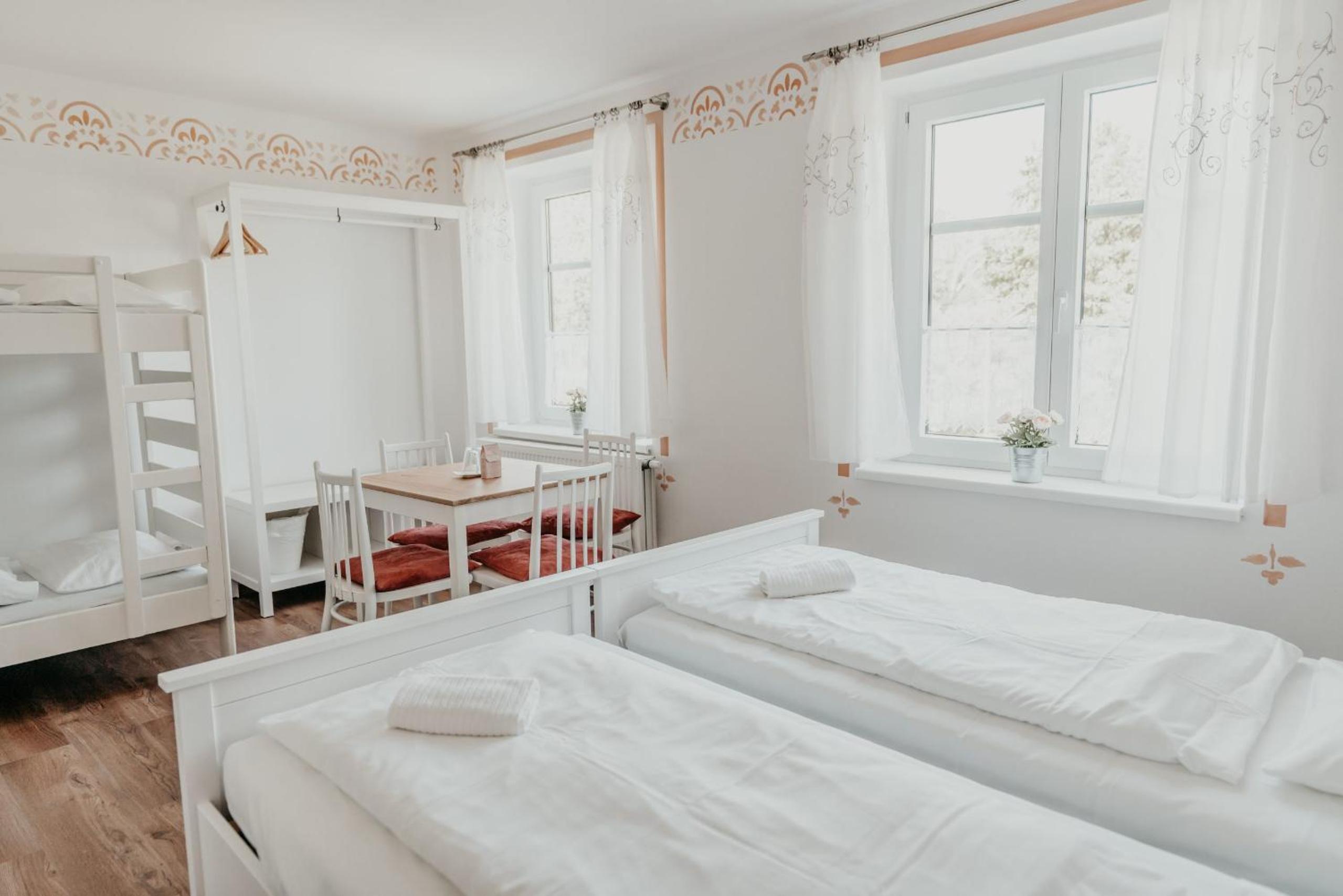 Quadruple Room with Private Bathroom - Photo 5