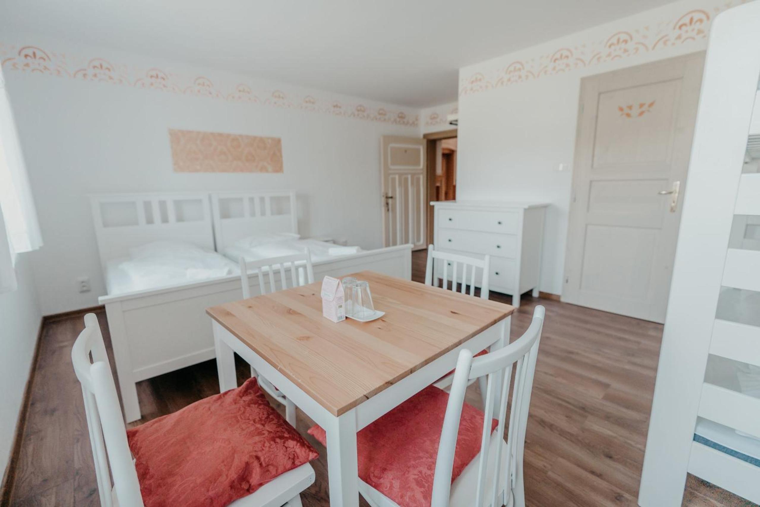 Quadruple Room with Private Bathroom - Photo 6
