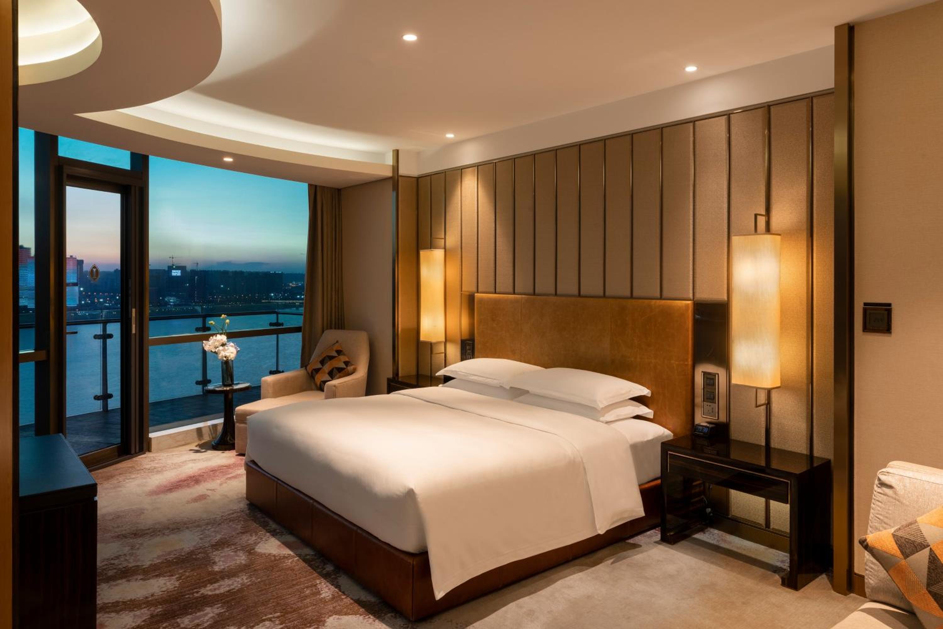 Premium King Room with Balcony photo 2