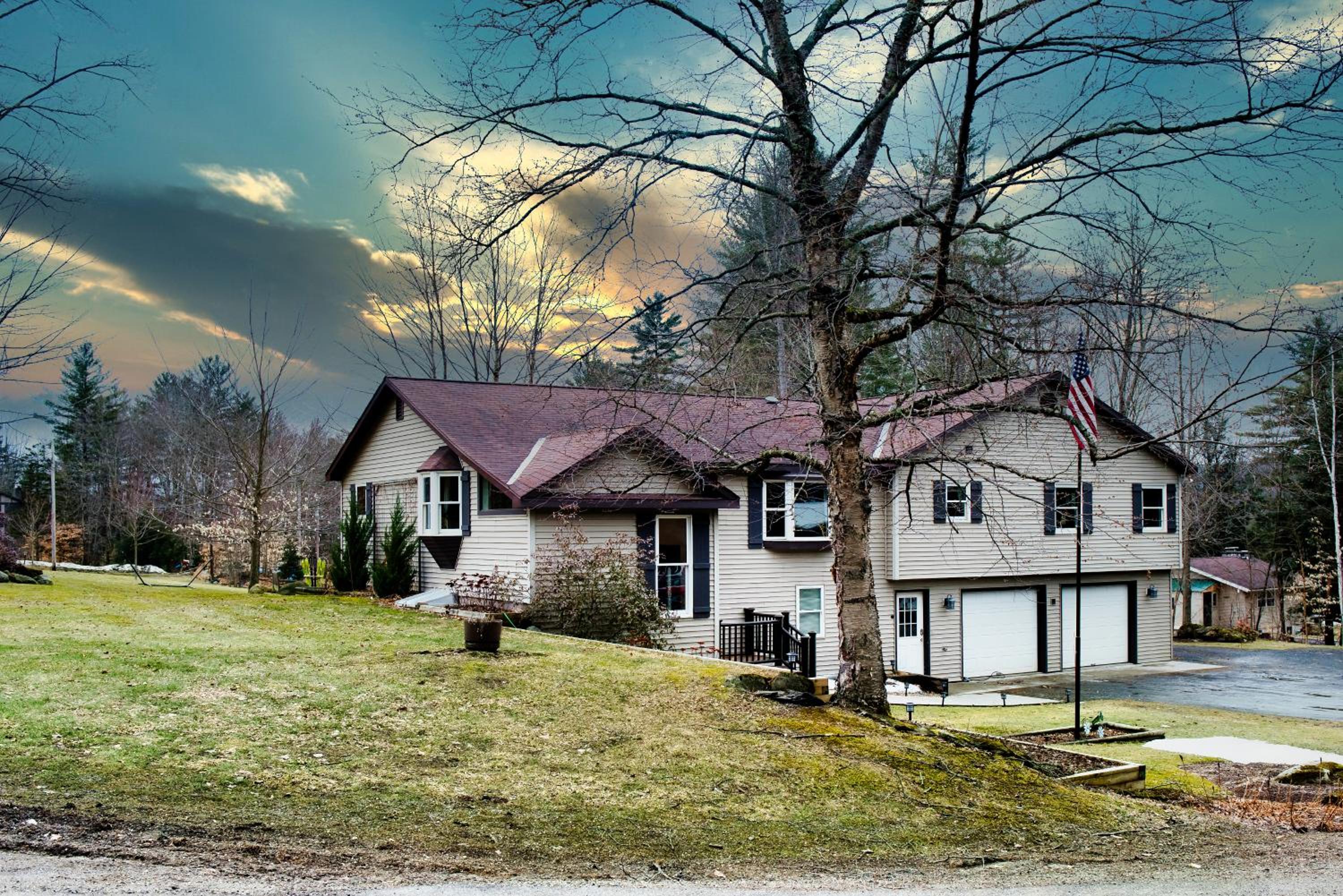 Six-Bedroom House photo 2