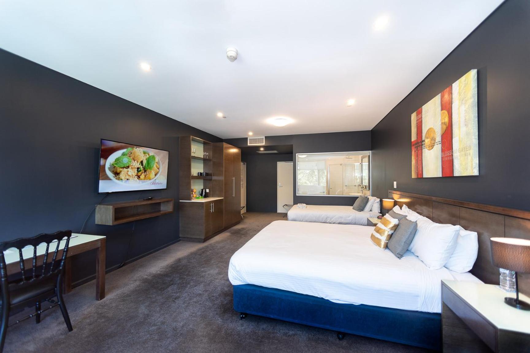 Deluxe Suite with Spa Bath photo 3