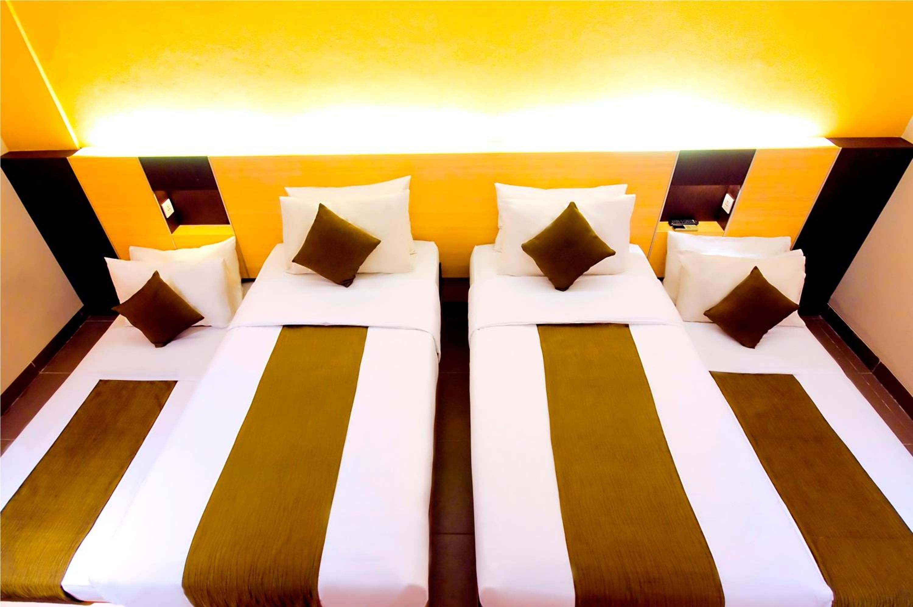 Executive Quadruple Room - Room Only - Photo 4