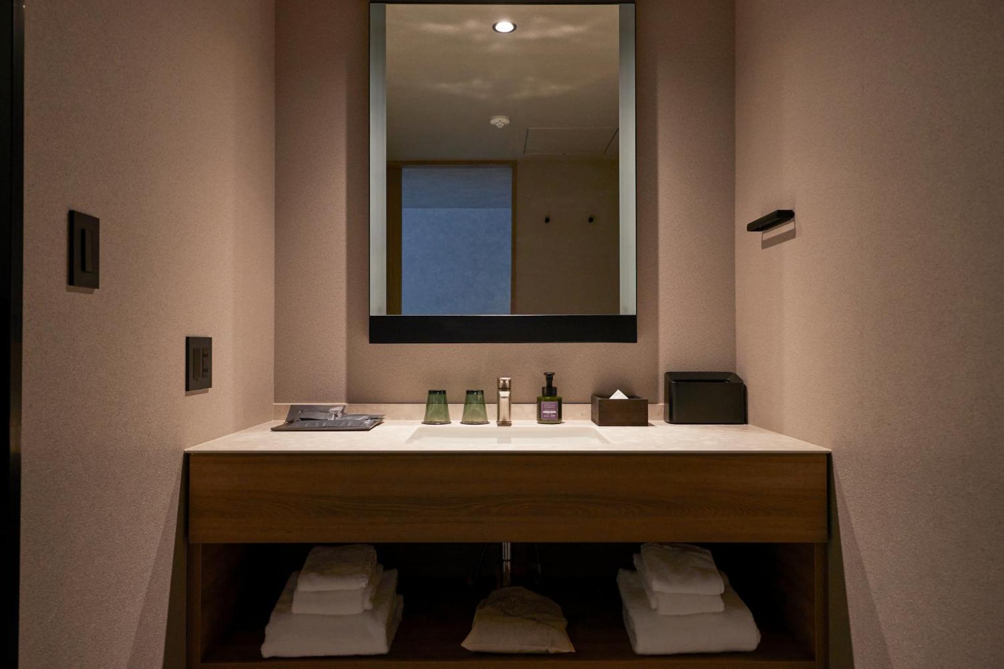 Executive King Room - Top Floor thumbnail 5