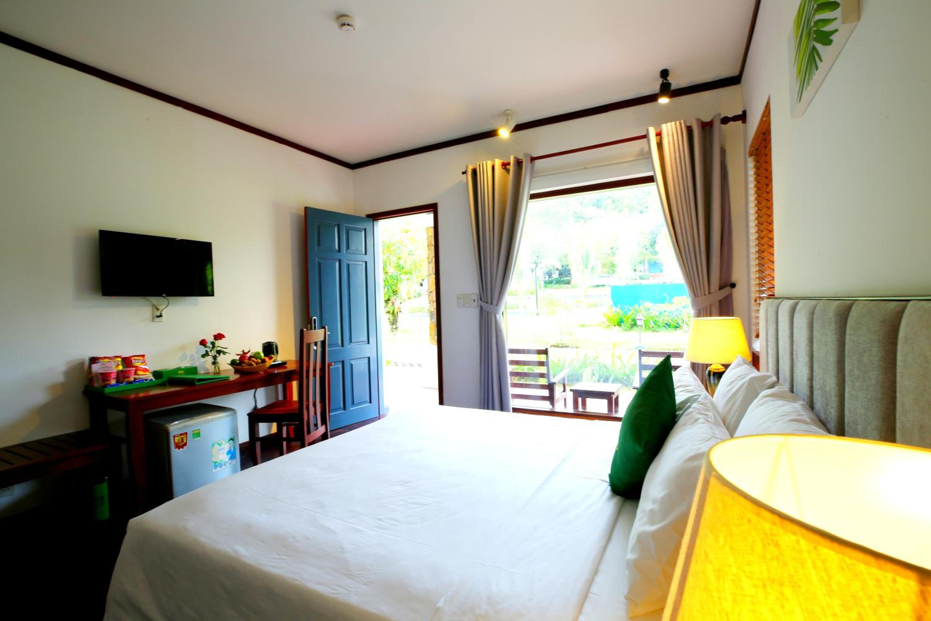 Double Room with Pool View - Photo 4