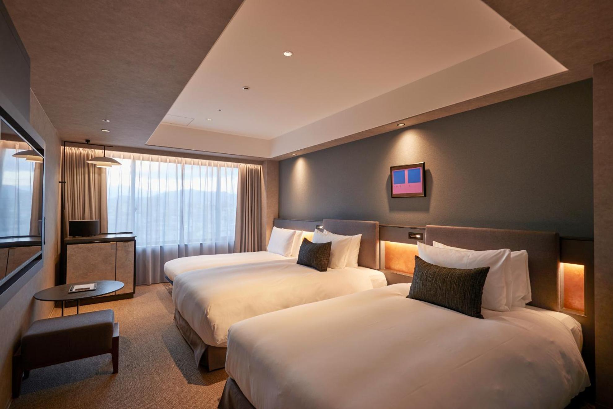 Deluxe Twin Room (with Extra Bed for 3 Adults) - Photo 1