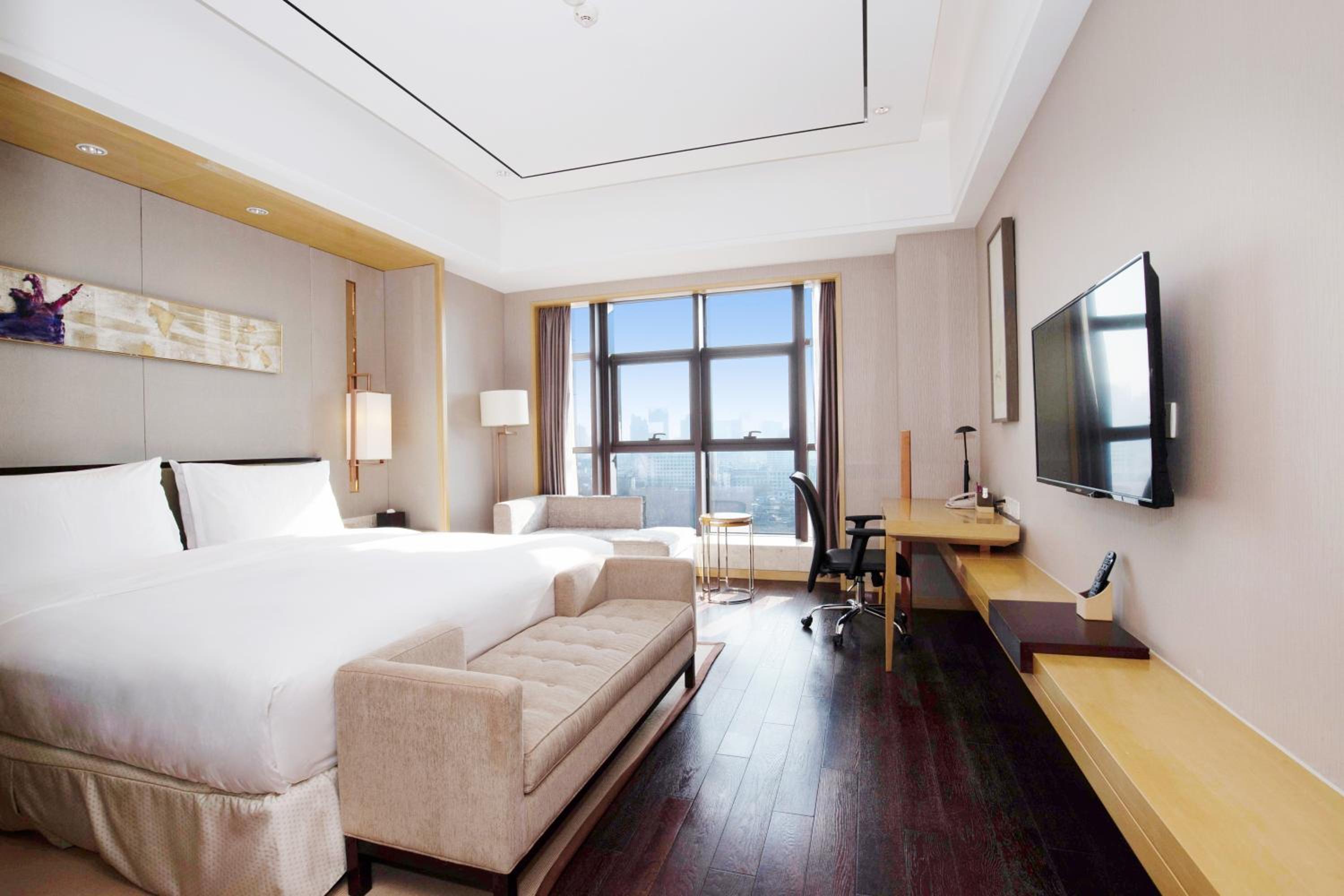 Junior King Suite with Lounge Access photo 2