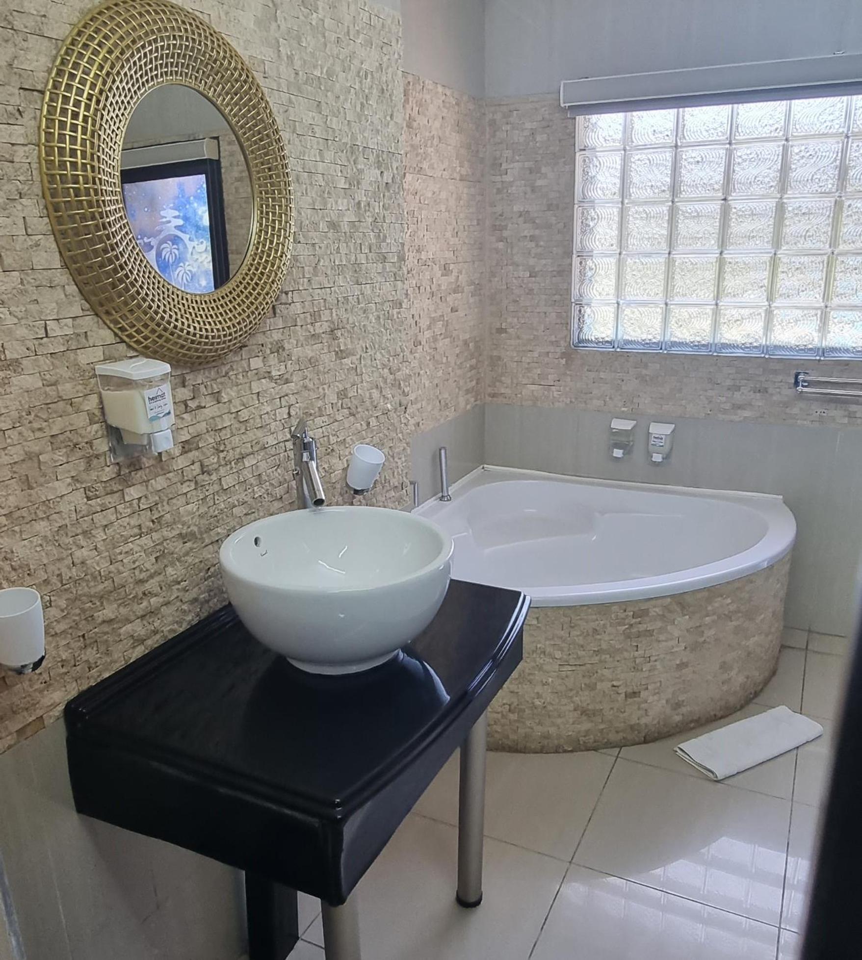 Luxury Queen Room - Photo 5