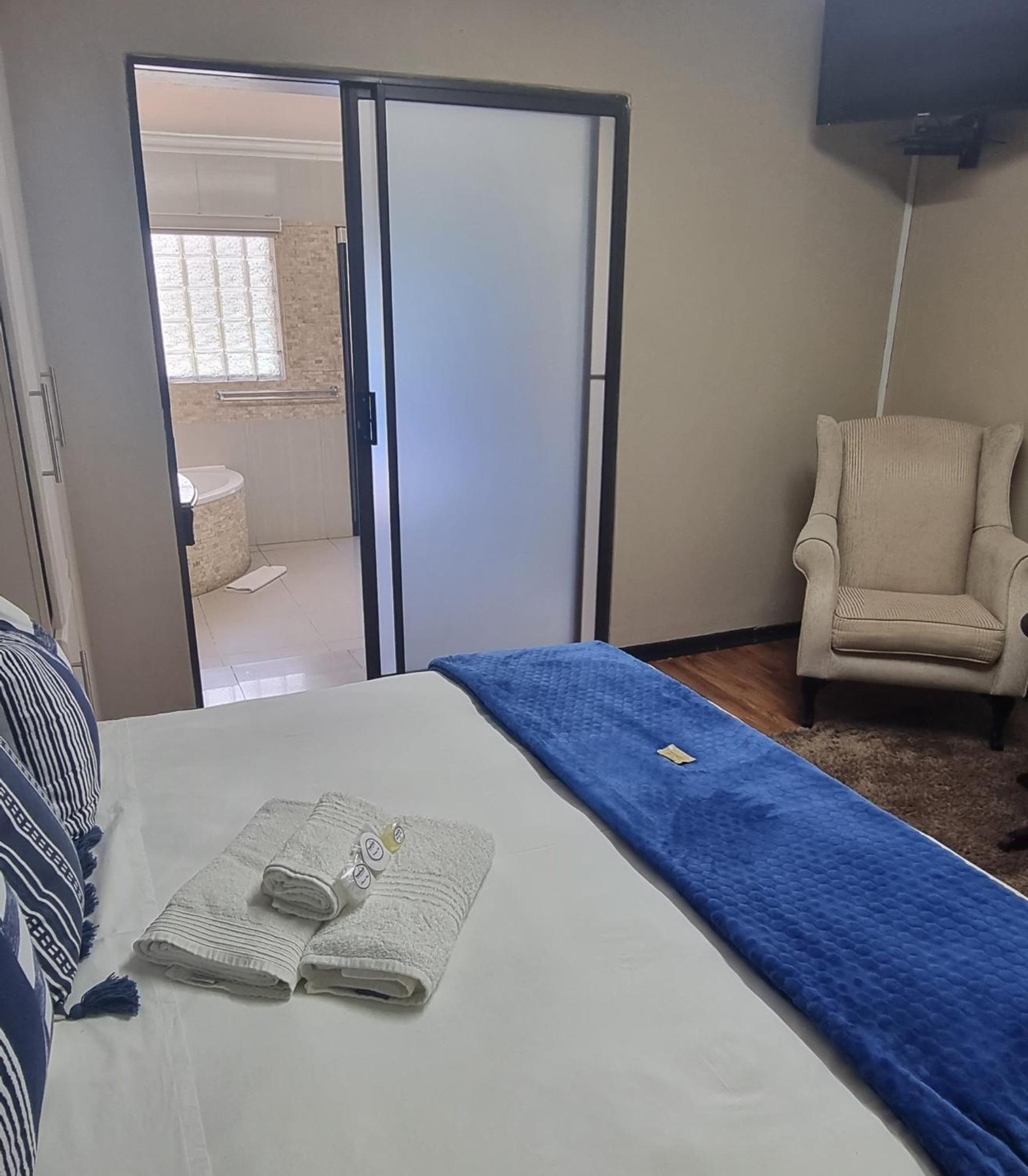 Luxury Queen Room - Photo 11