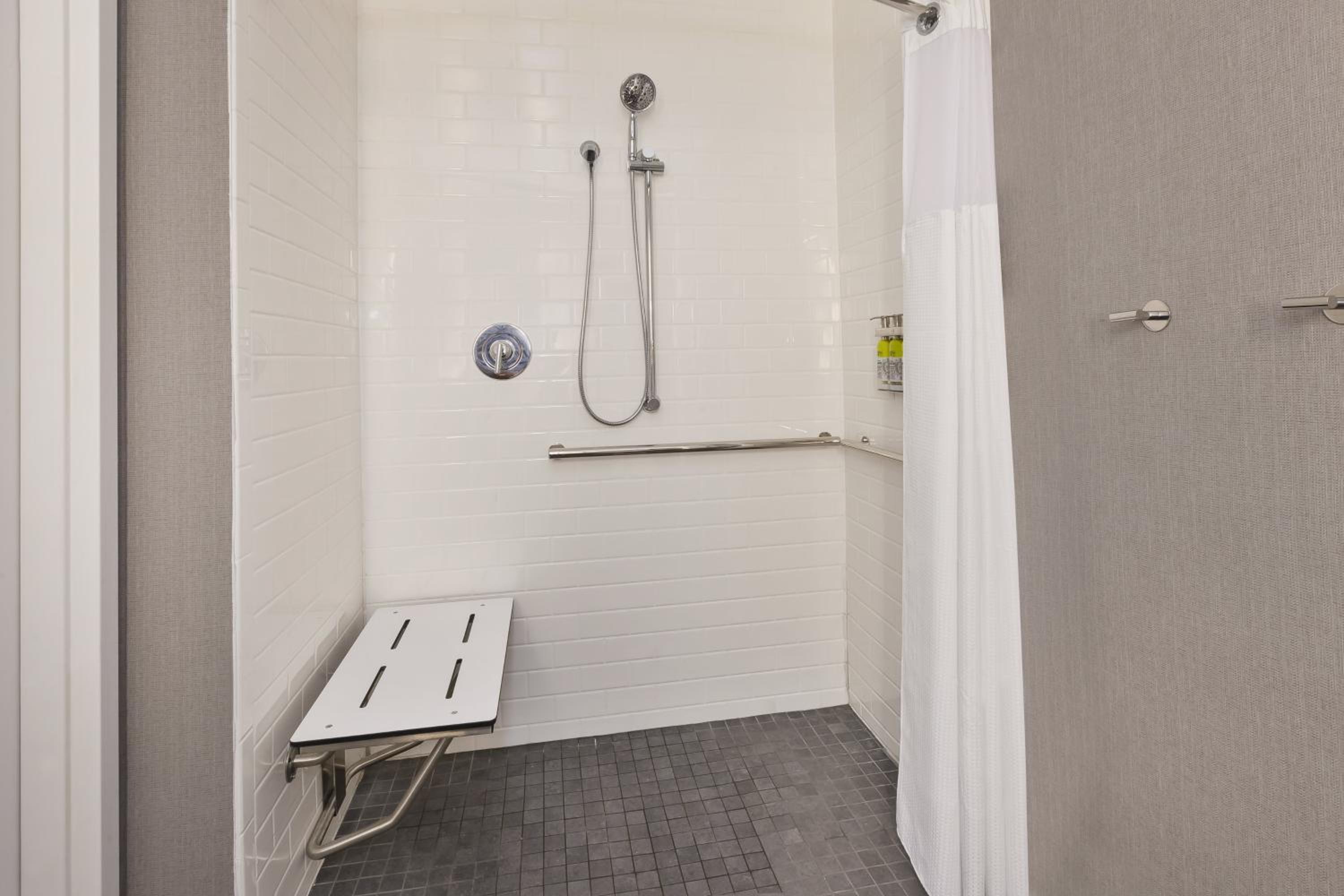 King Studio-Disability Access/Roll in Shower/Non-Smoking - Photo 3