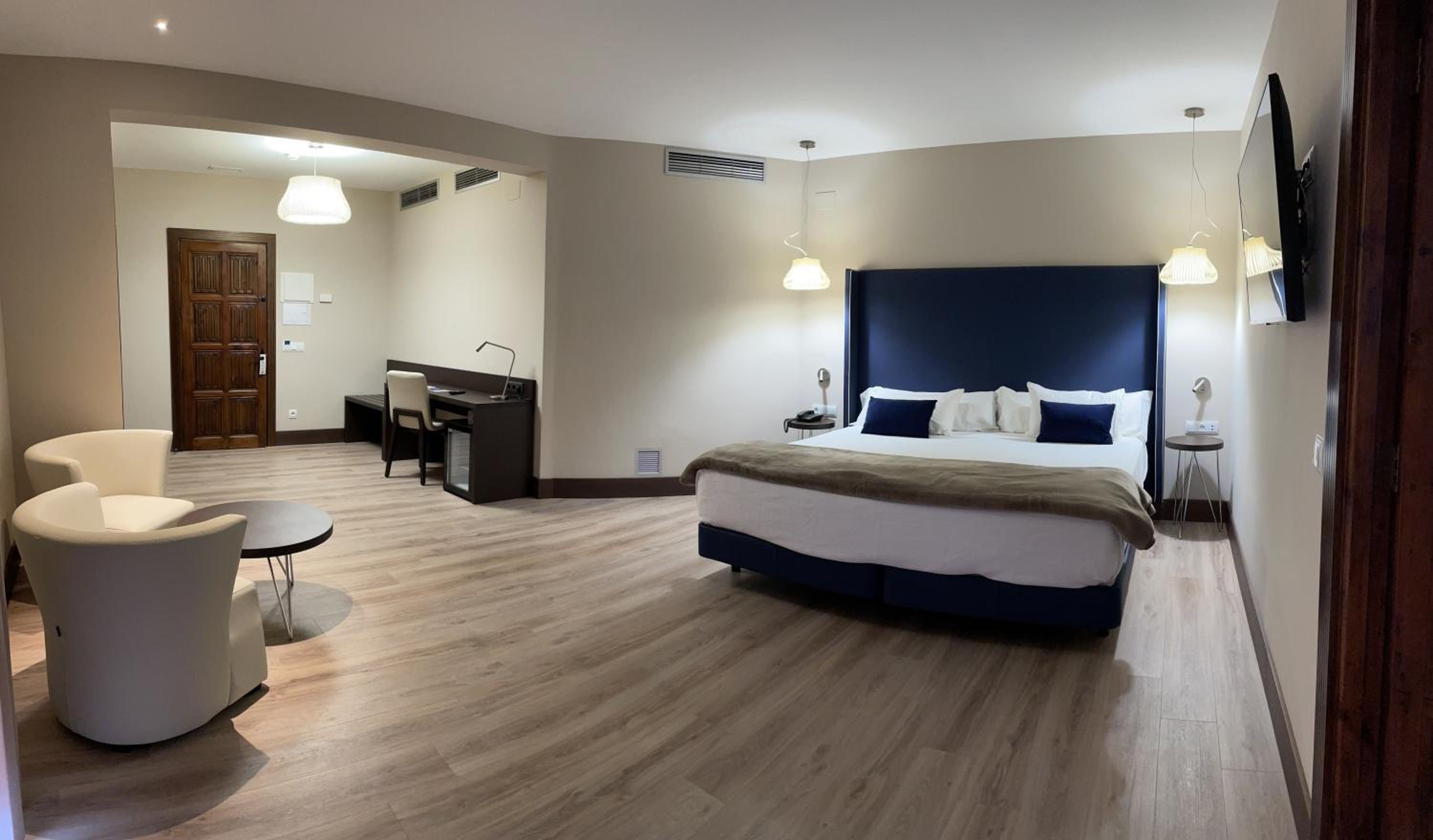 Habitación con cama extragrande y bañera de hidromasaje - Photo 1