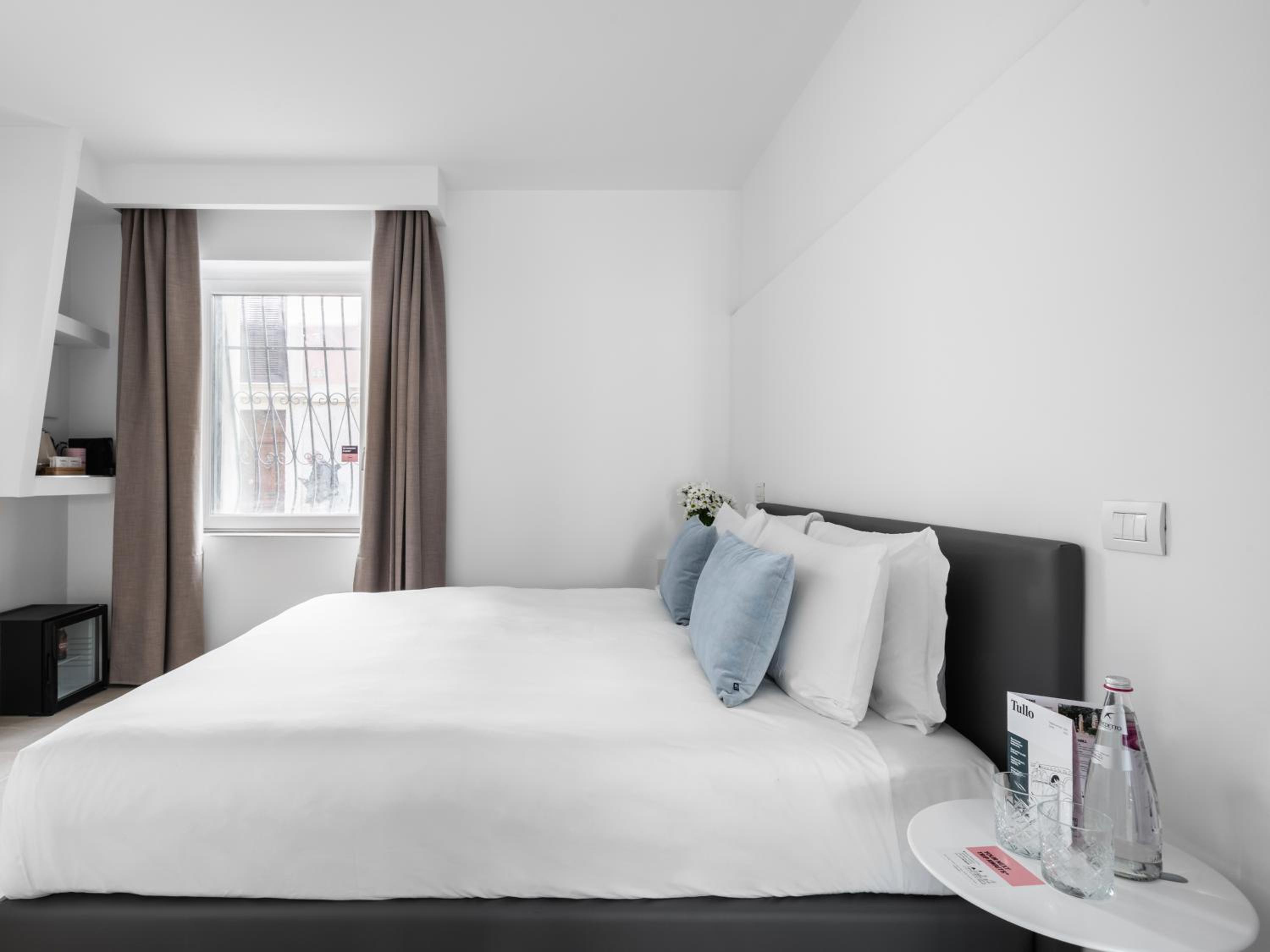 Small Room - Accessible photo 1