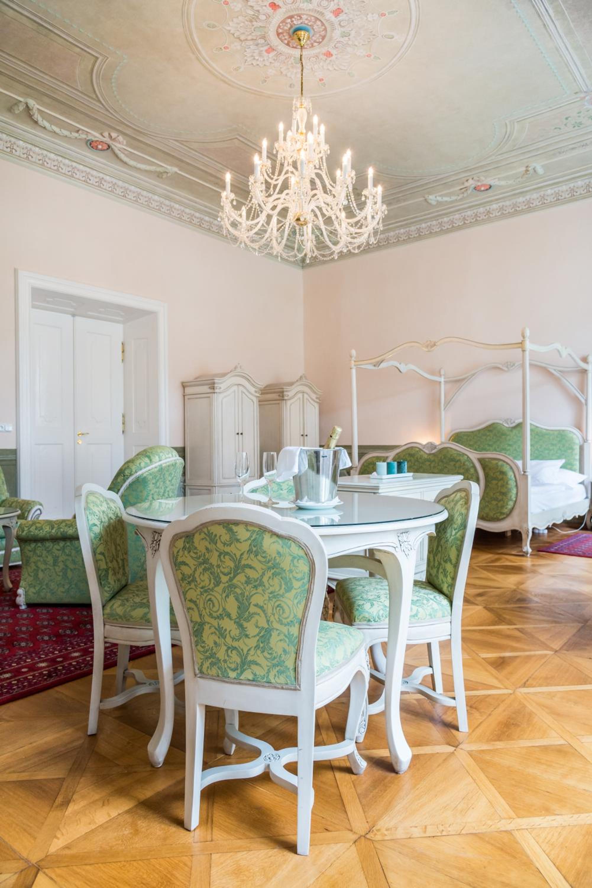Royal Queen Room photo 2