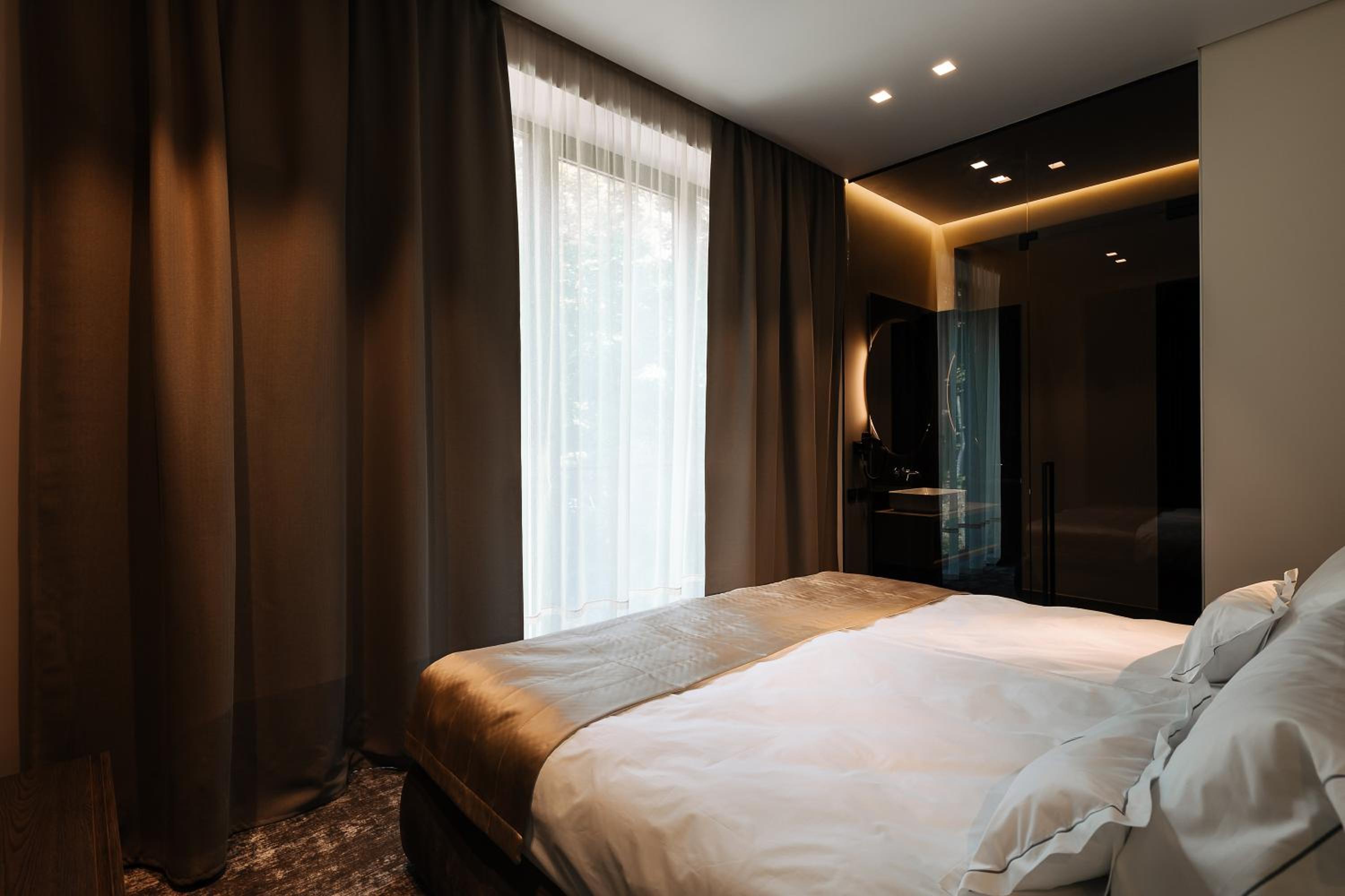 Deluxe King Room photo 2