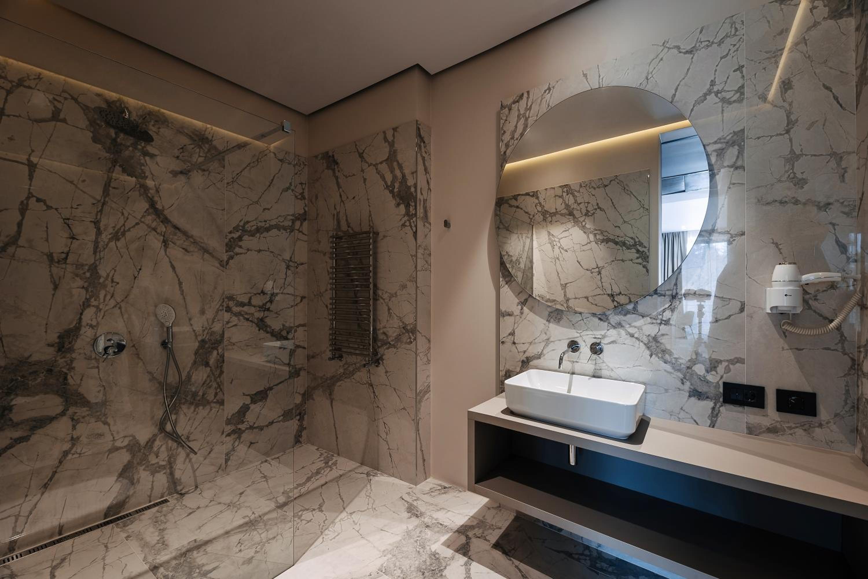 Suite with Spa Access photo 2