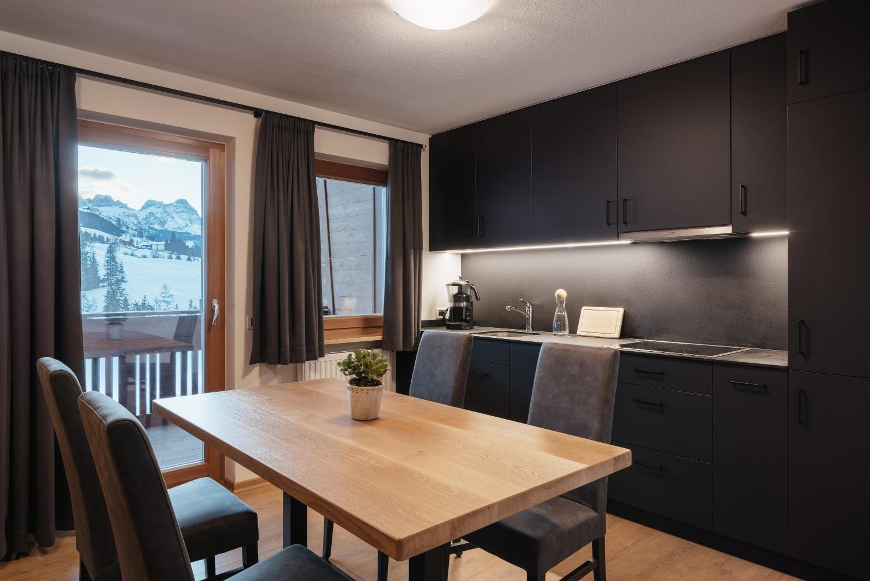 Two-Bedroom Deluxe Apartment with Garden View photo 2