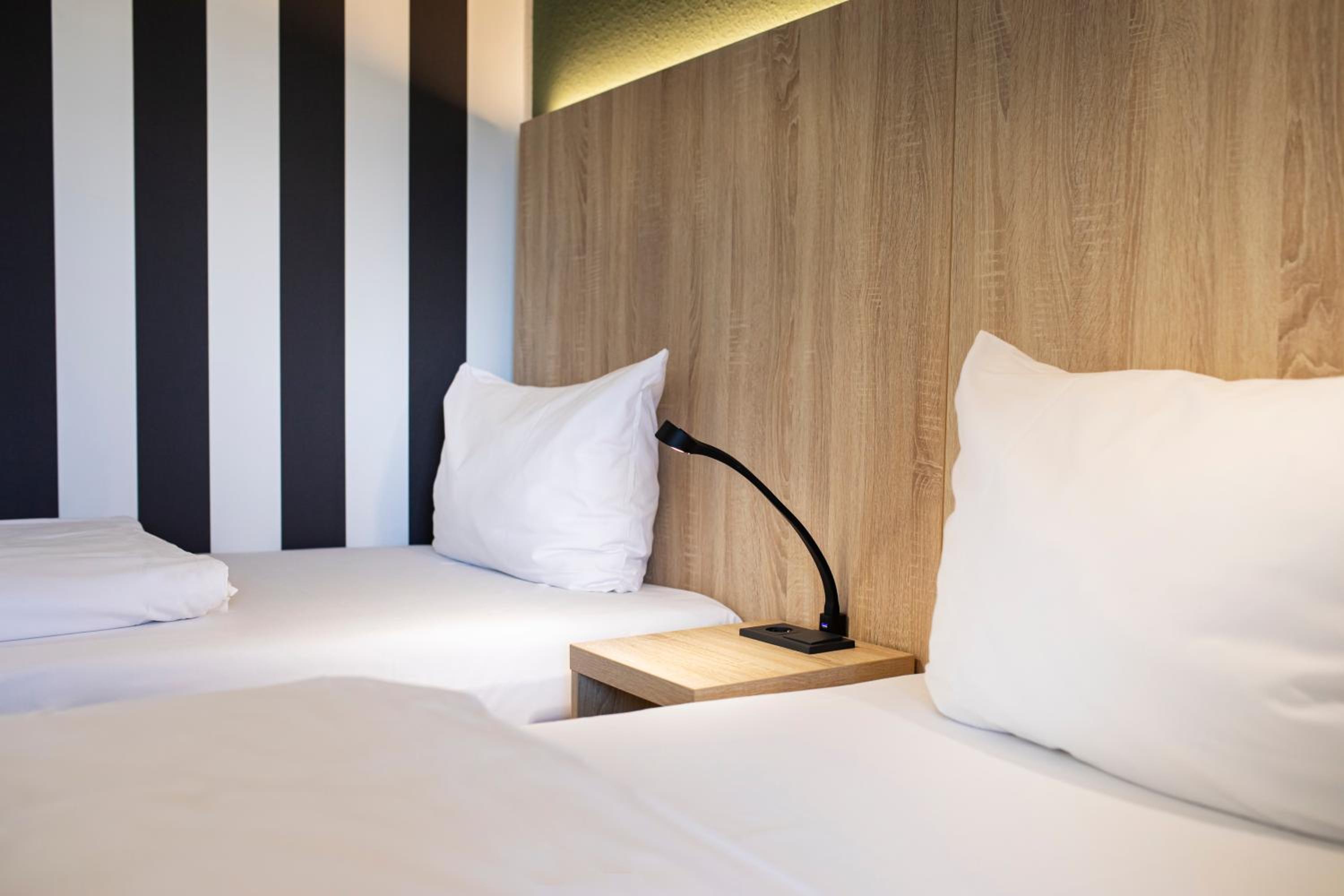 Business Twin Room - Photo 4