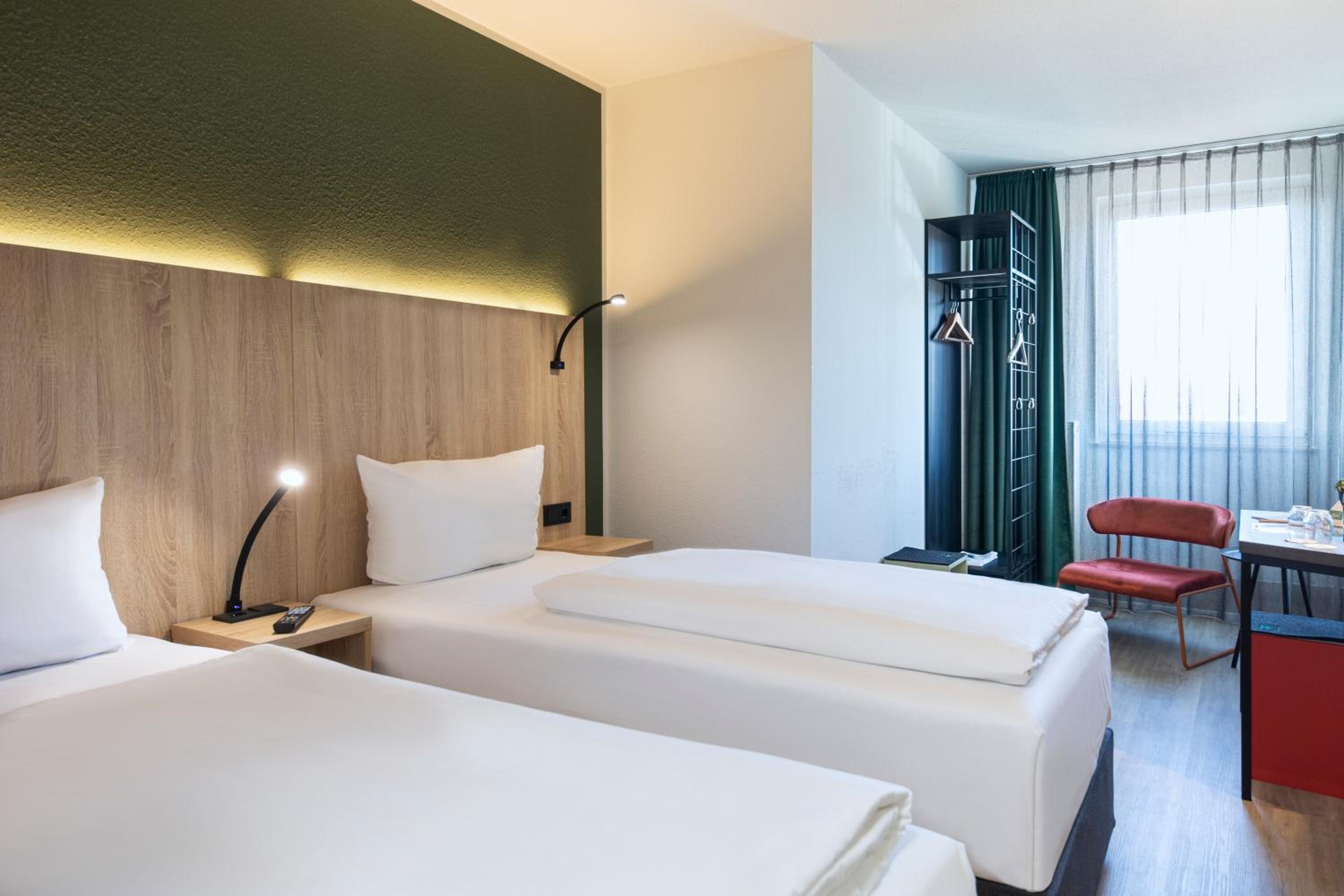 Business Twin Room - Photo 3