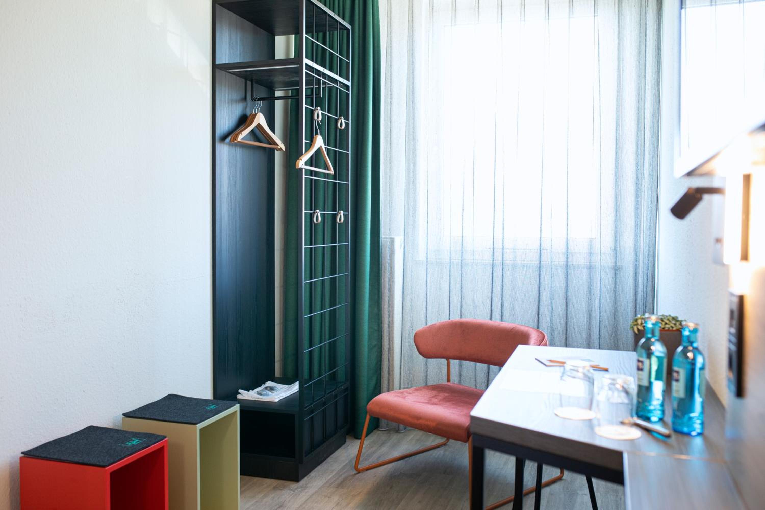 Business Twin Room - Photo 2