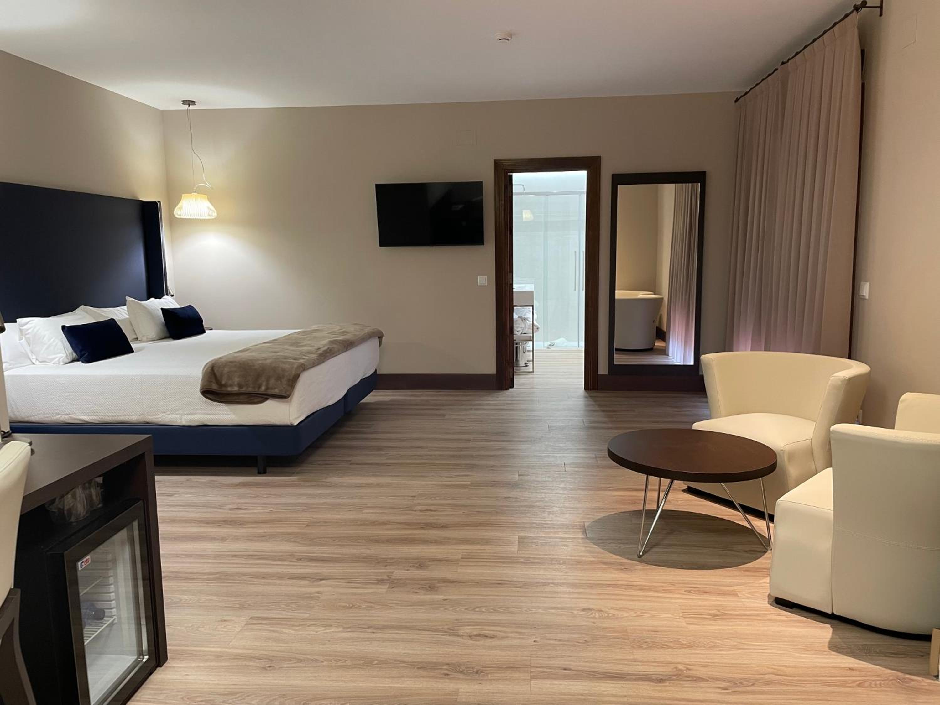 Habitación con cama extragrande y bañera de hidromasaje - Photo 2
