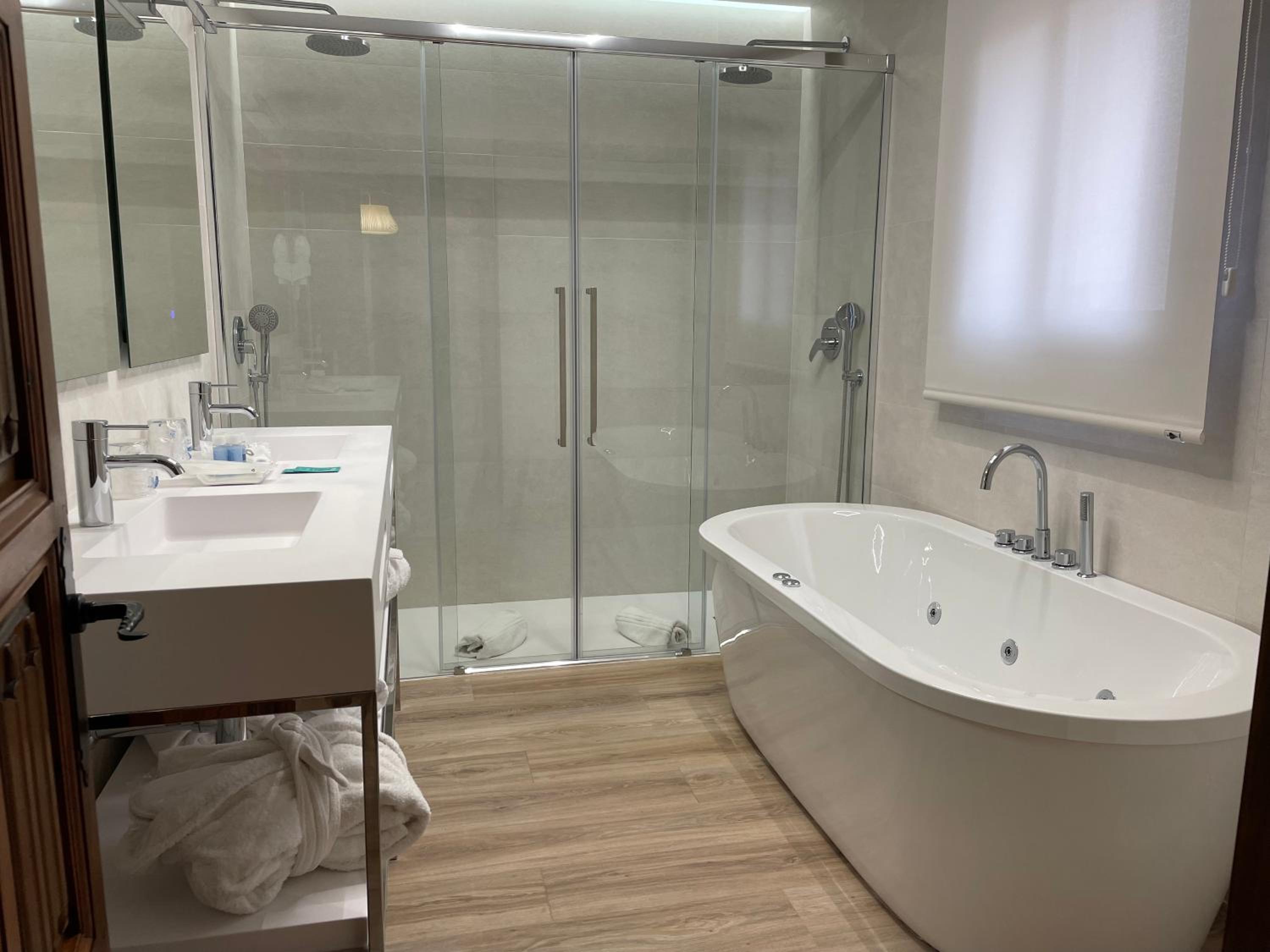 Habitación con cama extragrande y bañera de hidromasaje - Photo 3