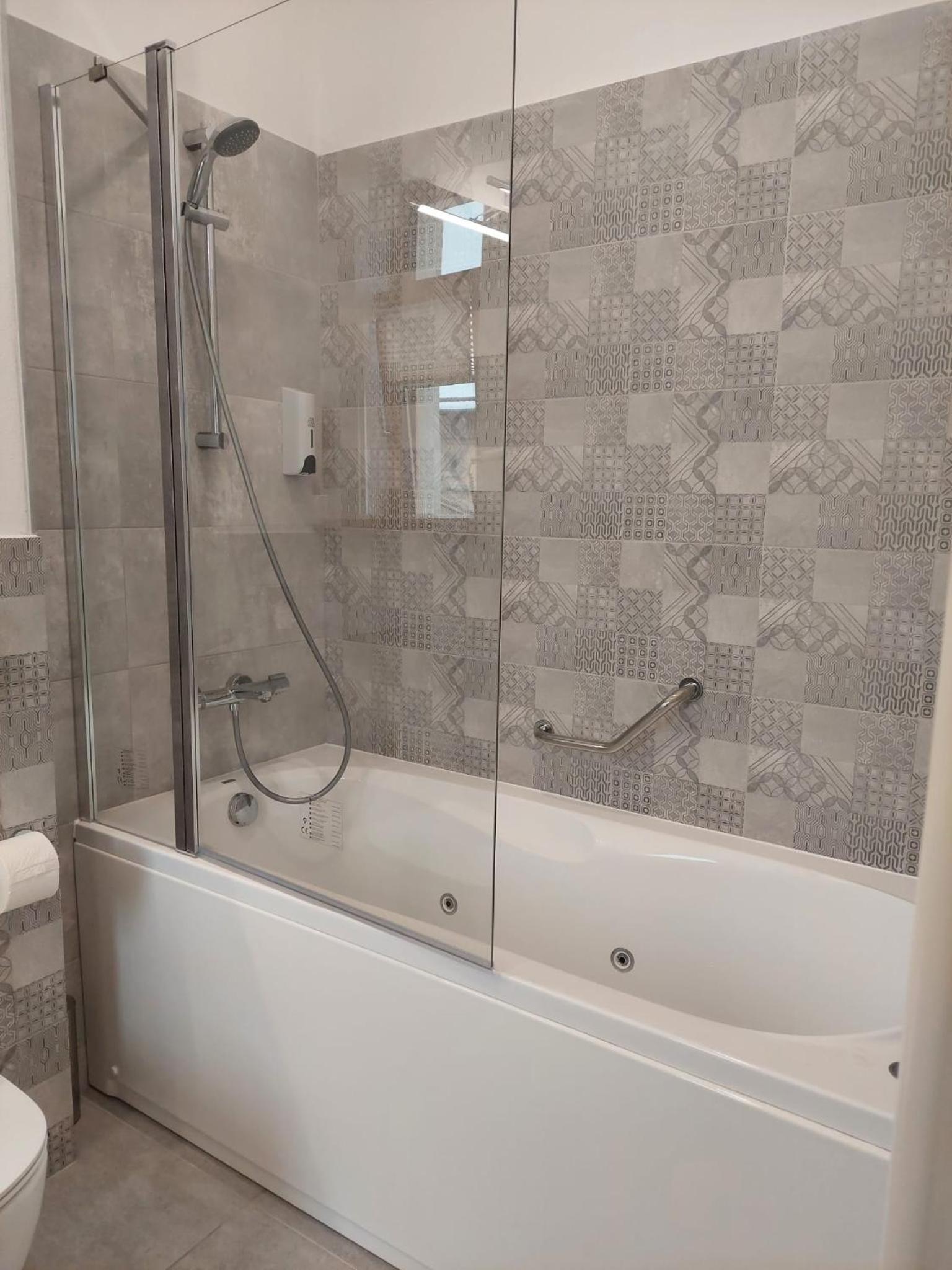 Double Room with Spa Bath - Photo 5