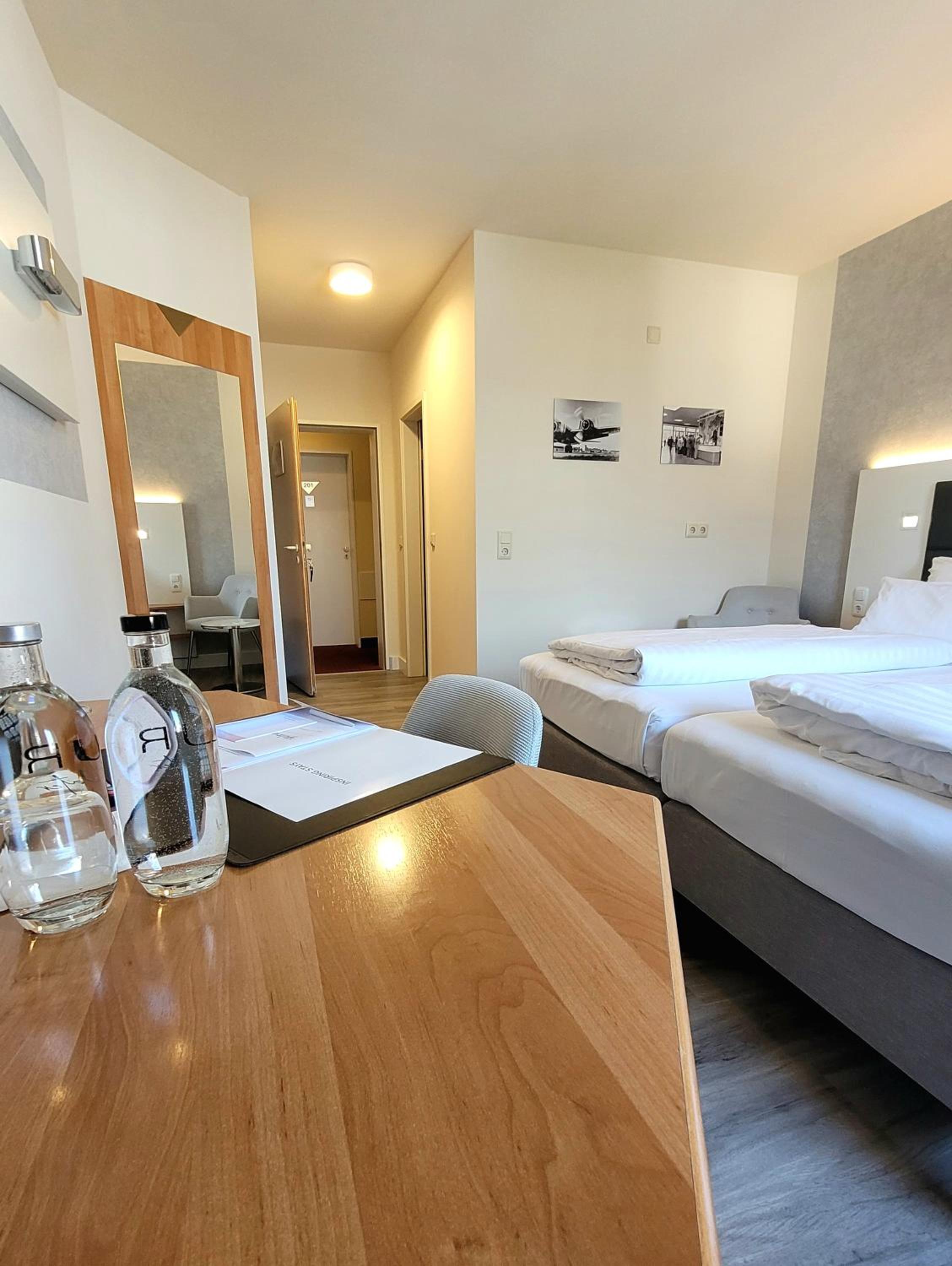 Standard Twin Room - Photo 2