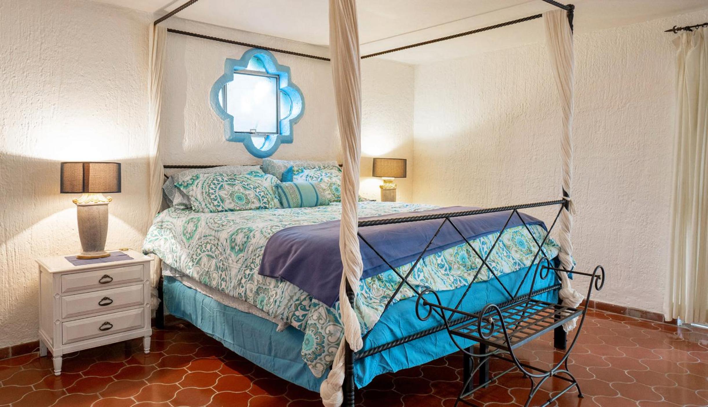 Deluxe Queen Suite