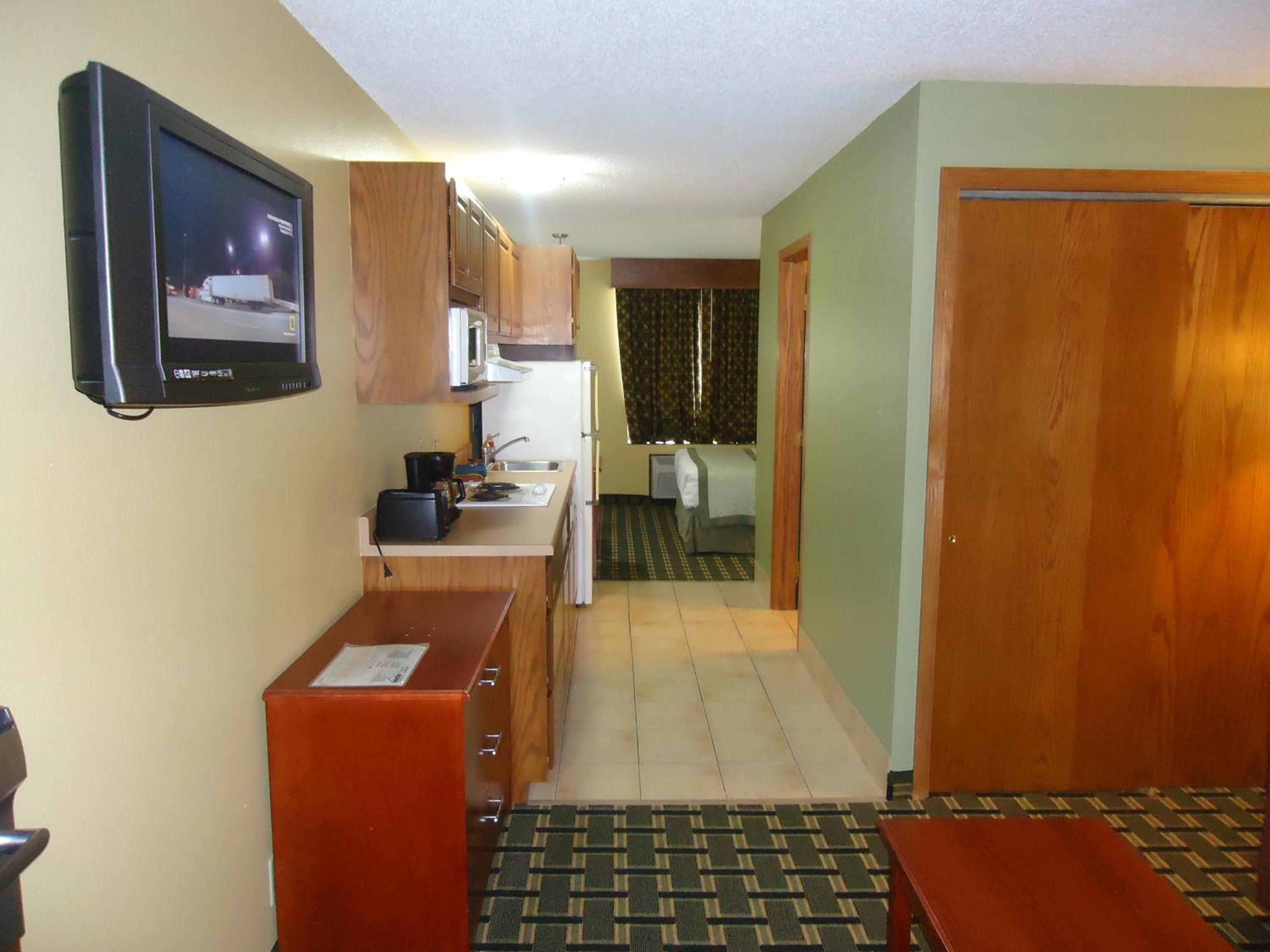 Queen Suite with Sofa Bed - Non-Smoking - Photo 1