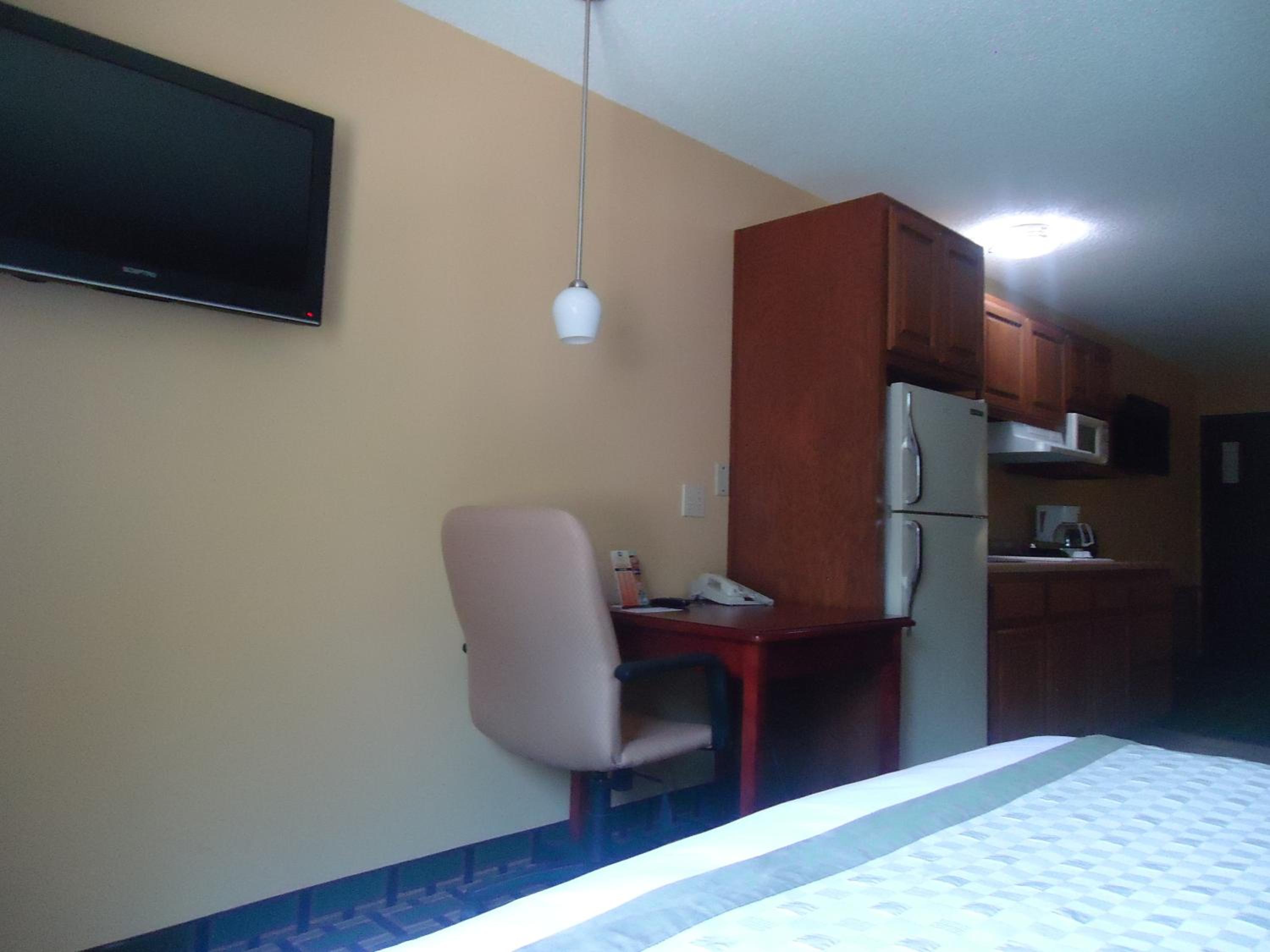 Queen Suite with Sofa Bed - Non-Smoking - Photo 9