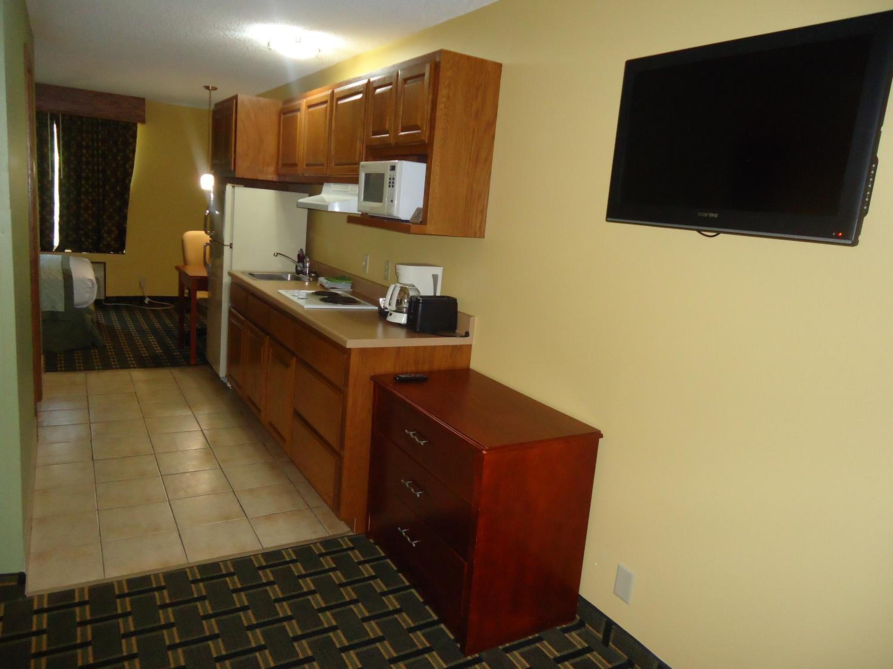 Queen Suite with Sofa Bed - Non-Smoking - Photo 6