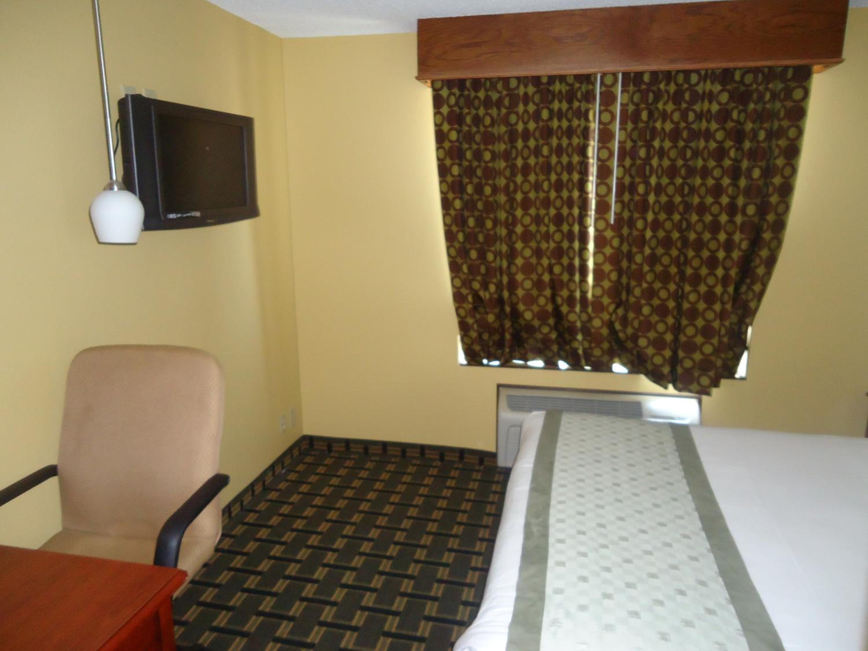 Queen Suite with Sofa Bed - Non-Smoking - Photo 8