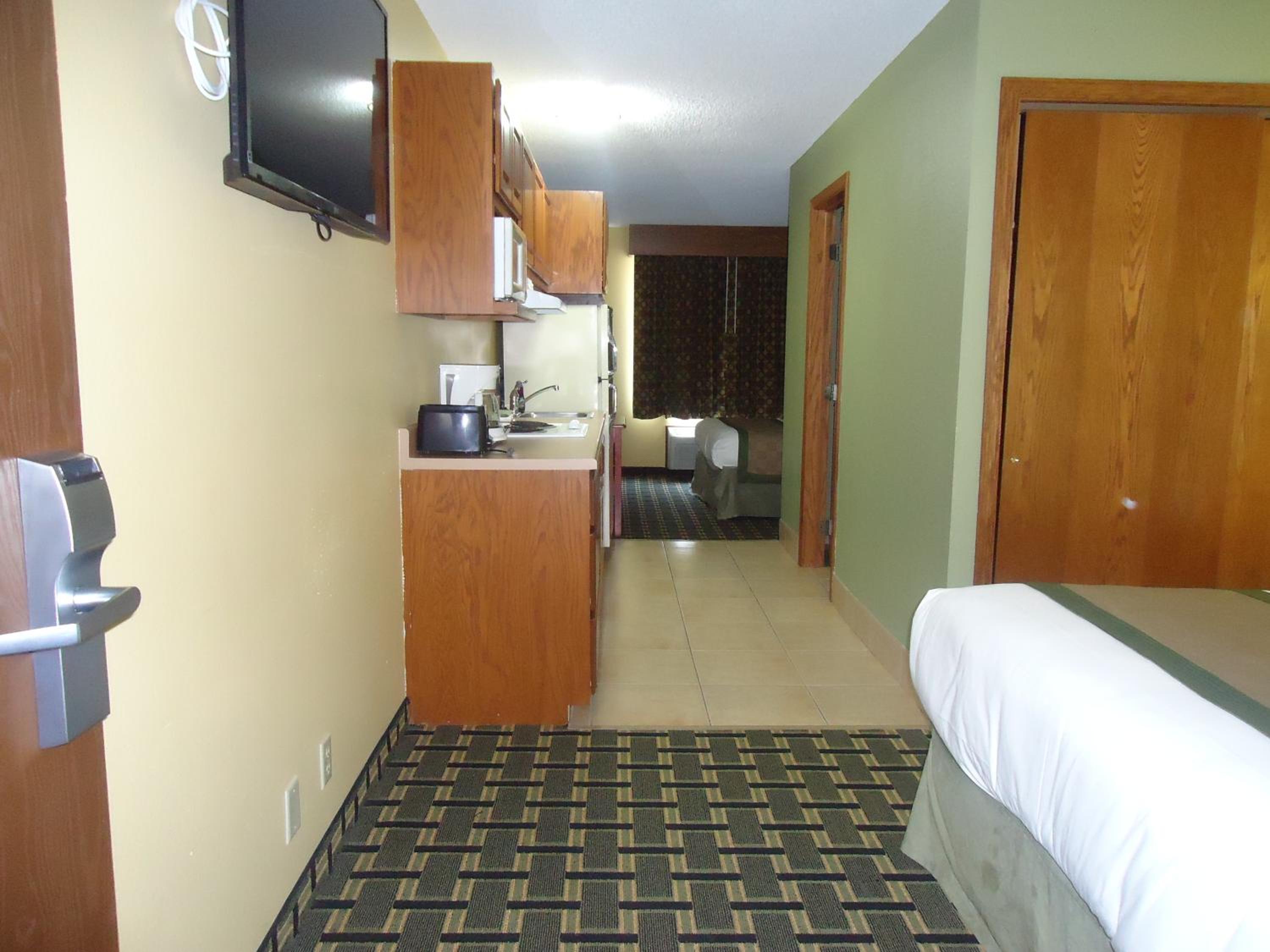 Deluxe Queen Suite - Non-Smoking - Photo 4