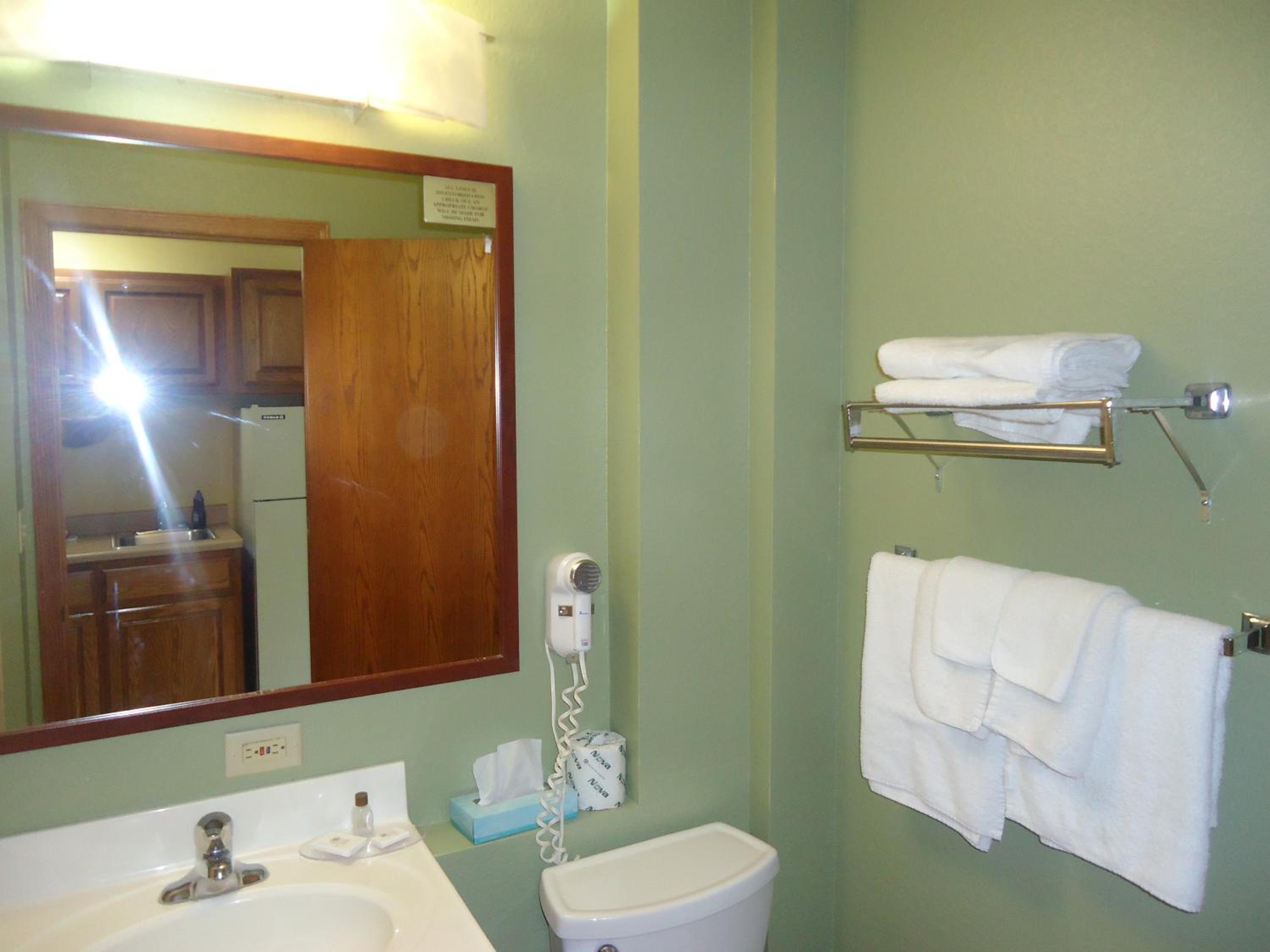 Deluxe Queen Suite - Non-Smoking - Photo 12