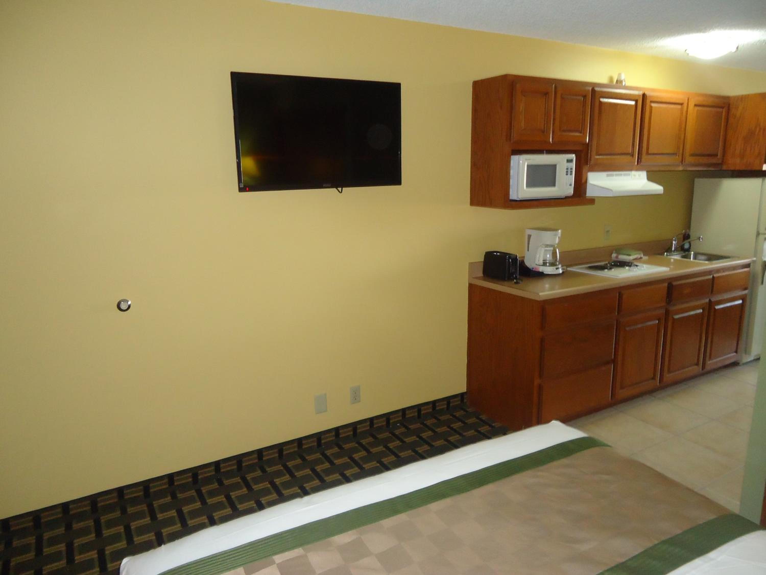 Deluxe Queen Suite - Non-Smoking - Photo 8