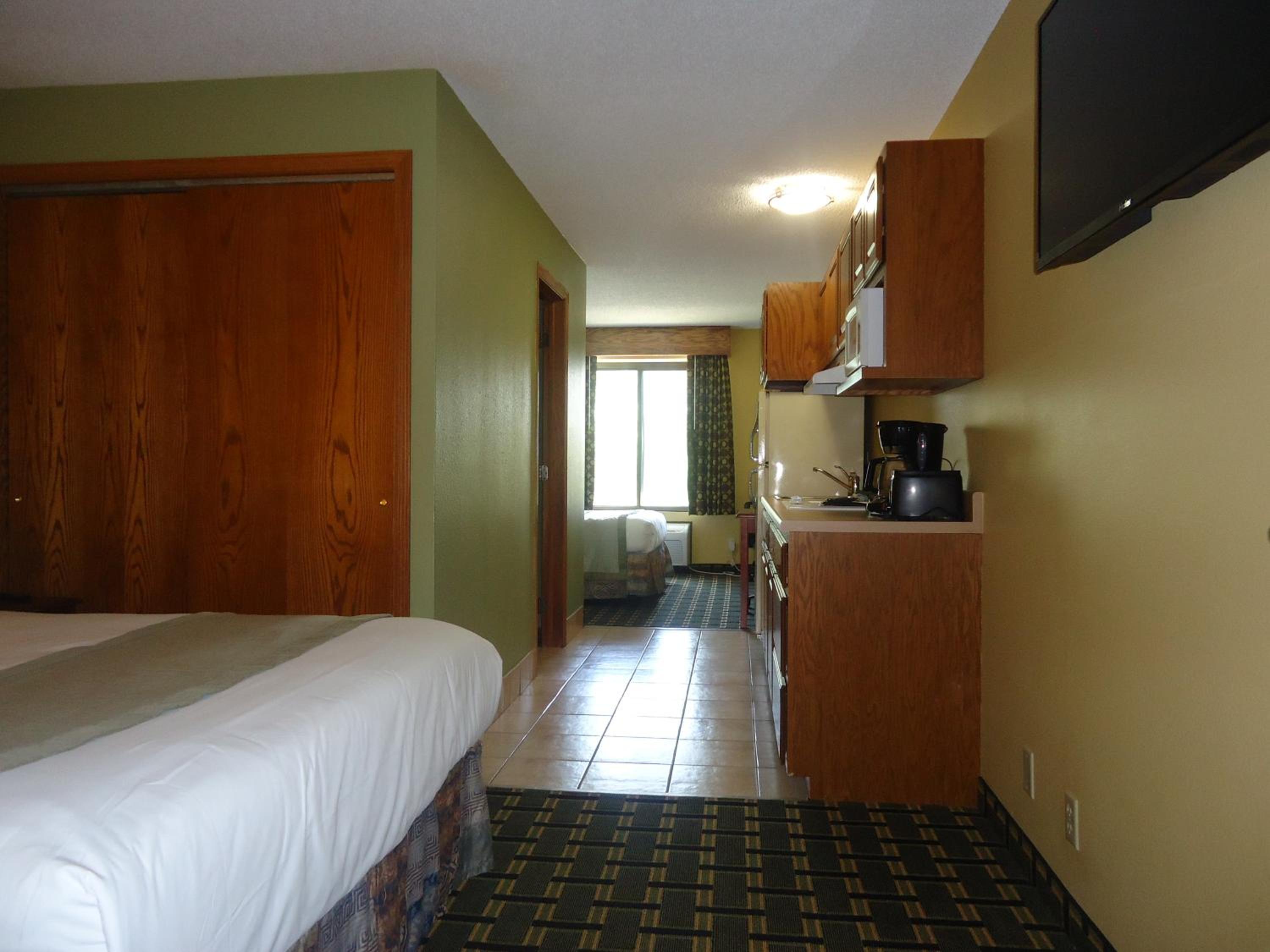 Deluxe Queen Suite - Non-Smoking - Photo 6