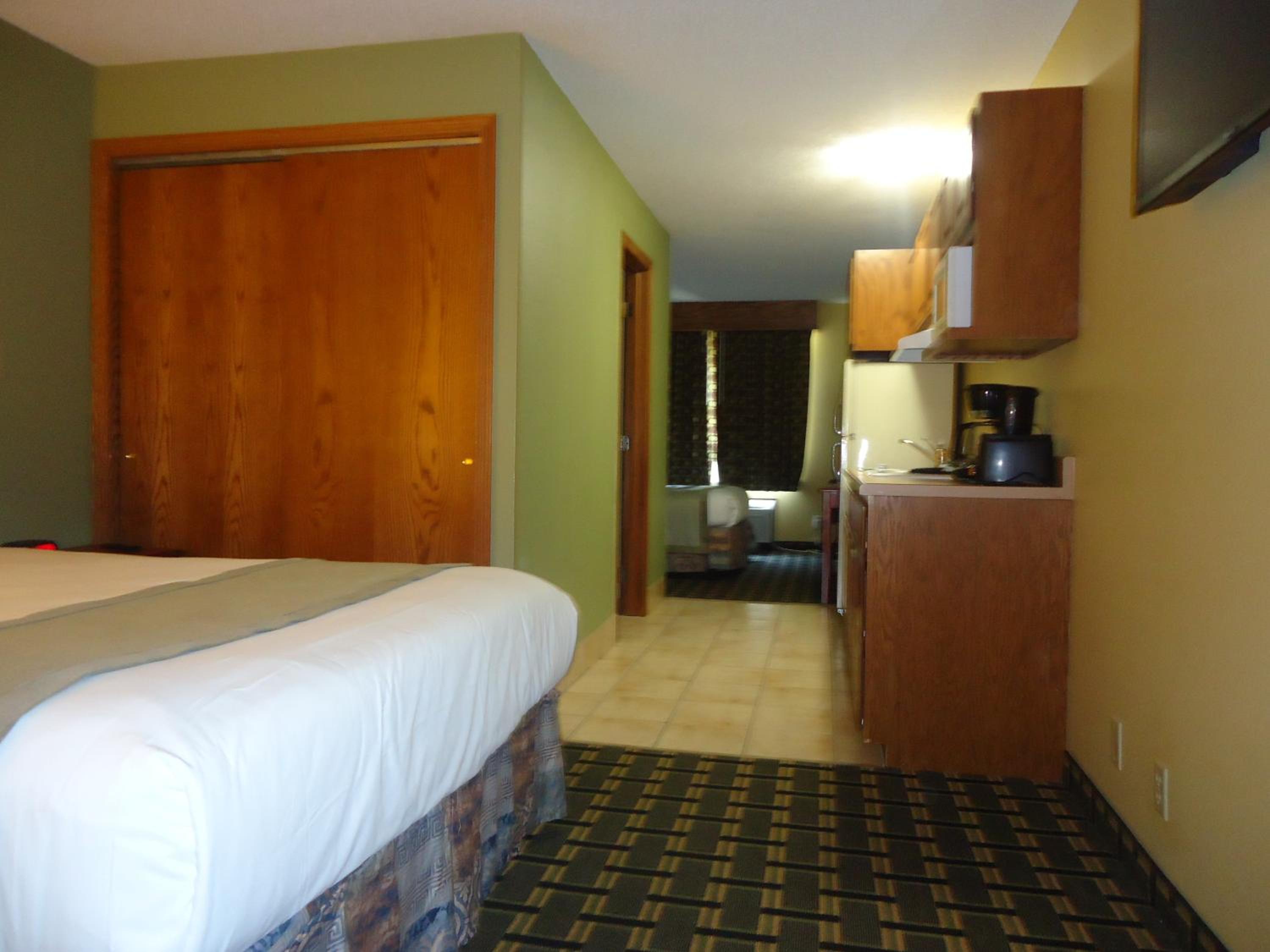 Deluxe Queen Suite - Non-Smoking - Photo 1